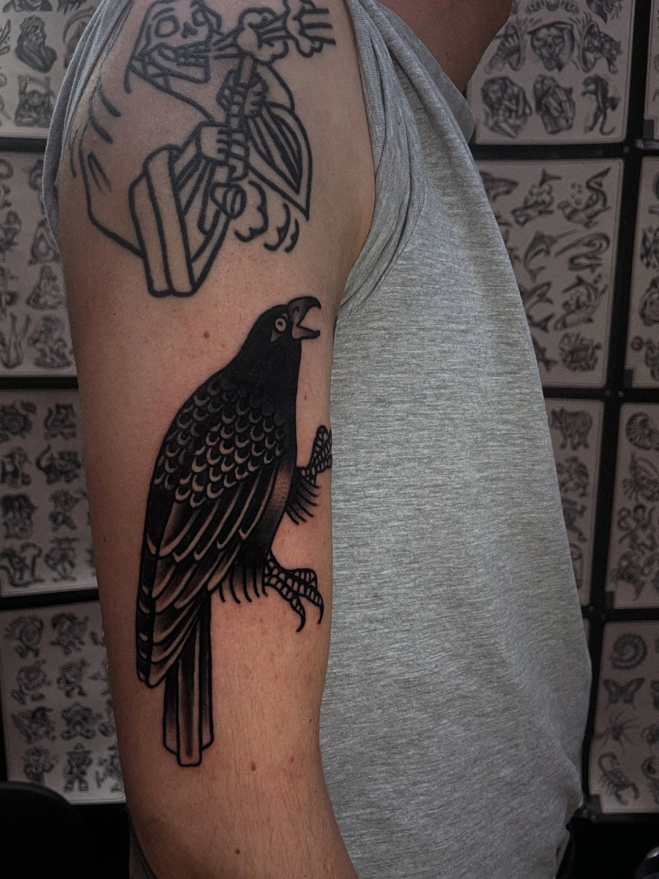 korp tatuering i traditionell old school stil