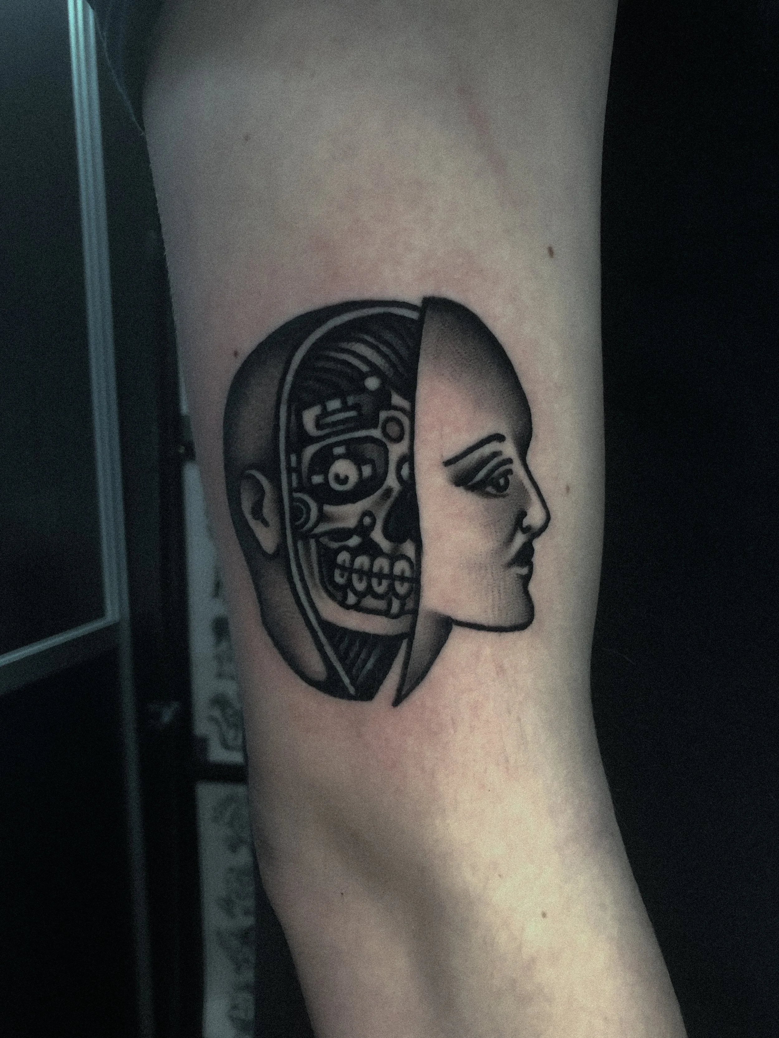 robot porträtt tatuering i traditionell old school stil