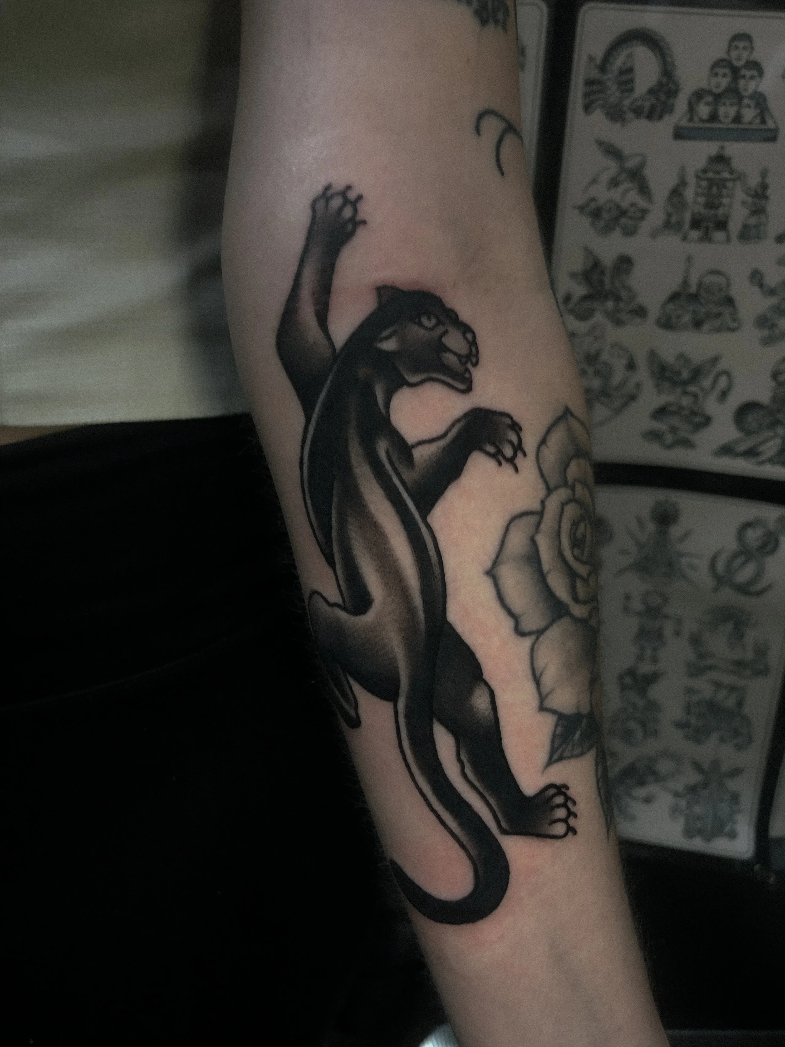 panter tatuering i traditionell old school stil