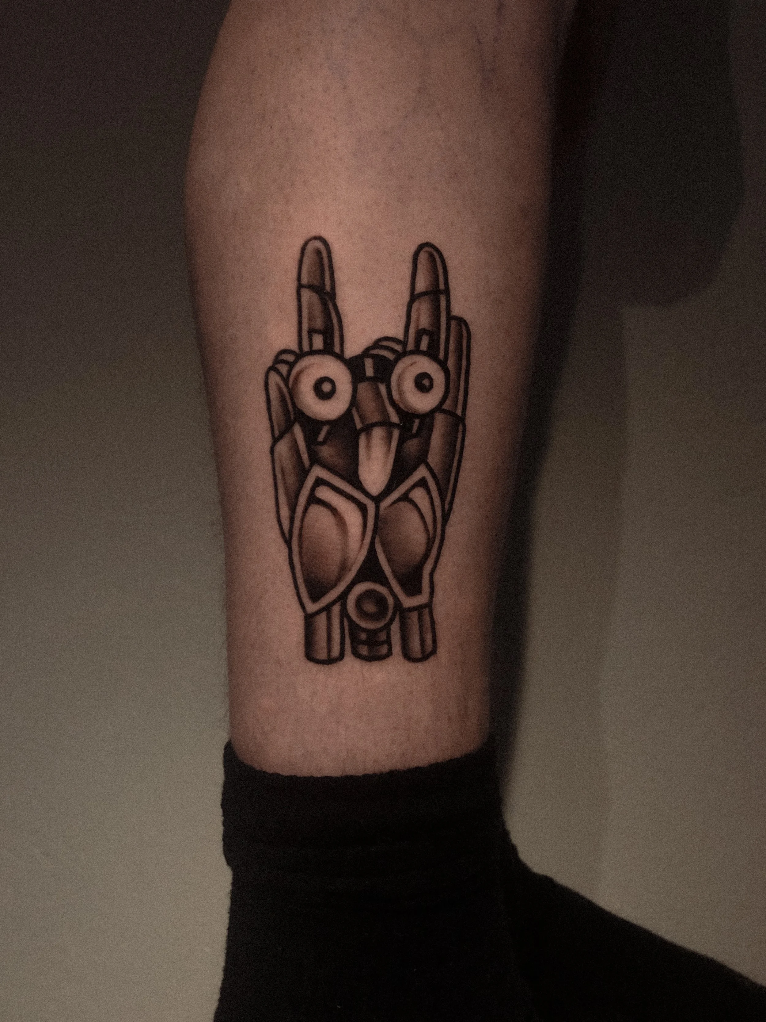 robot hand tatuering o traditionell old school stil