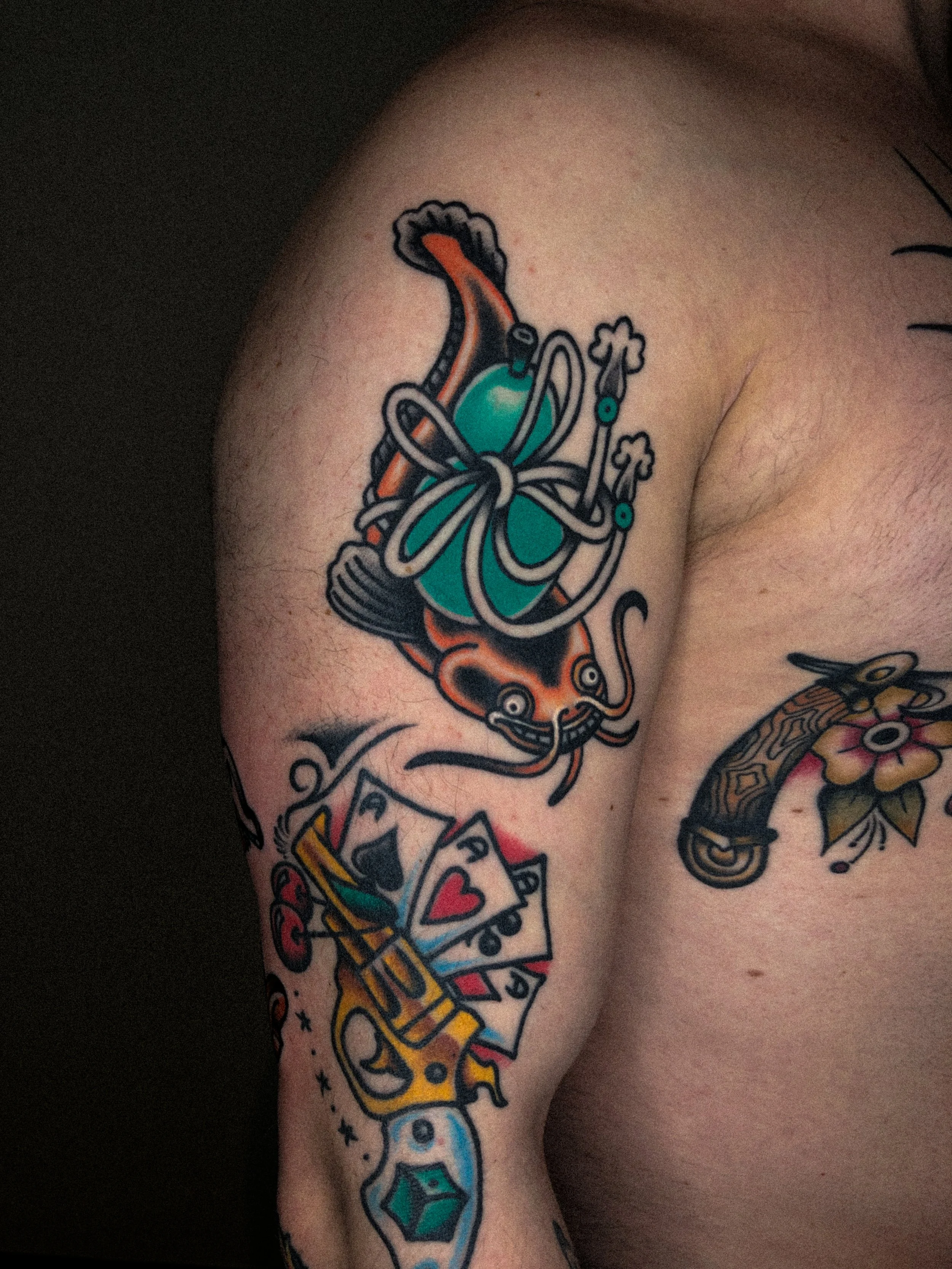 koi fisk och pistol tatuering i traditionell old school stil