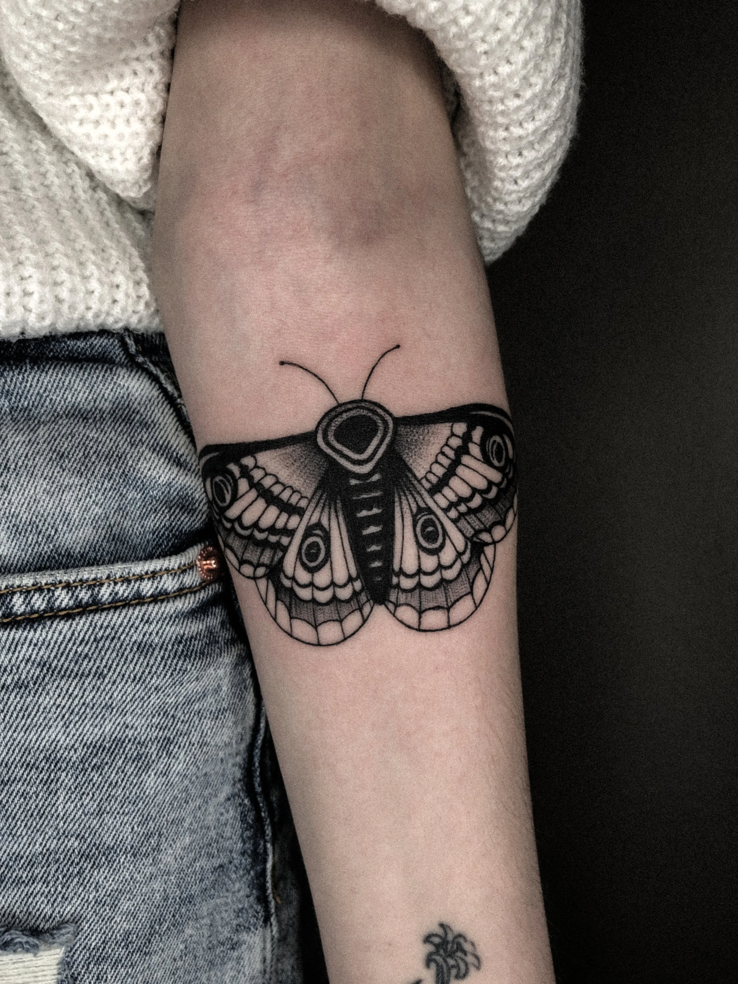 mal fjäril tatuering i traditionell old school stil