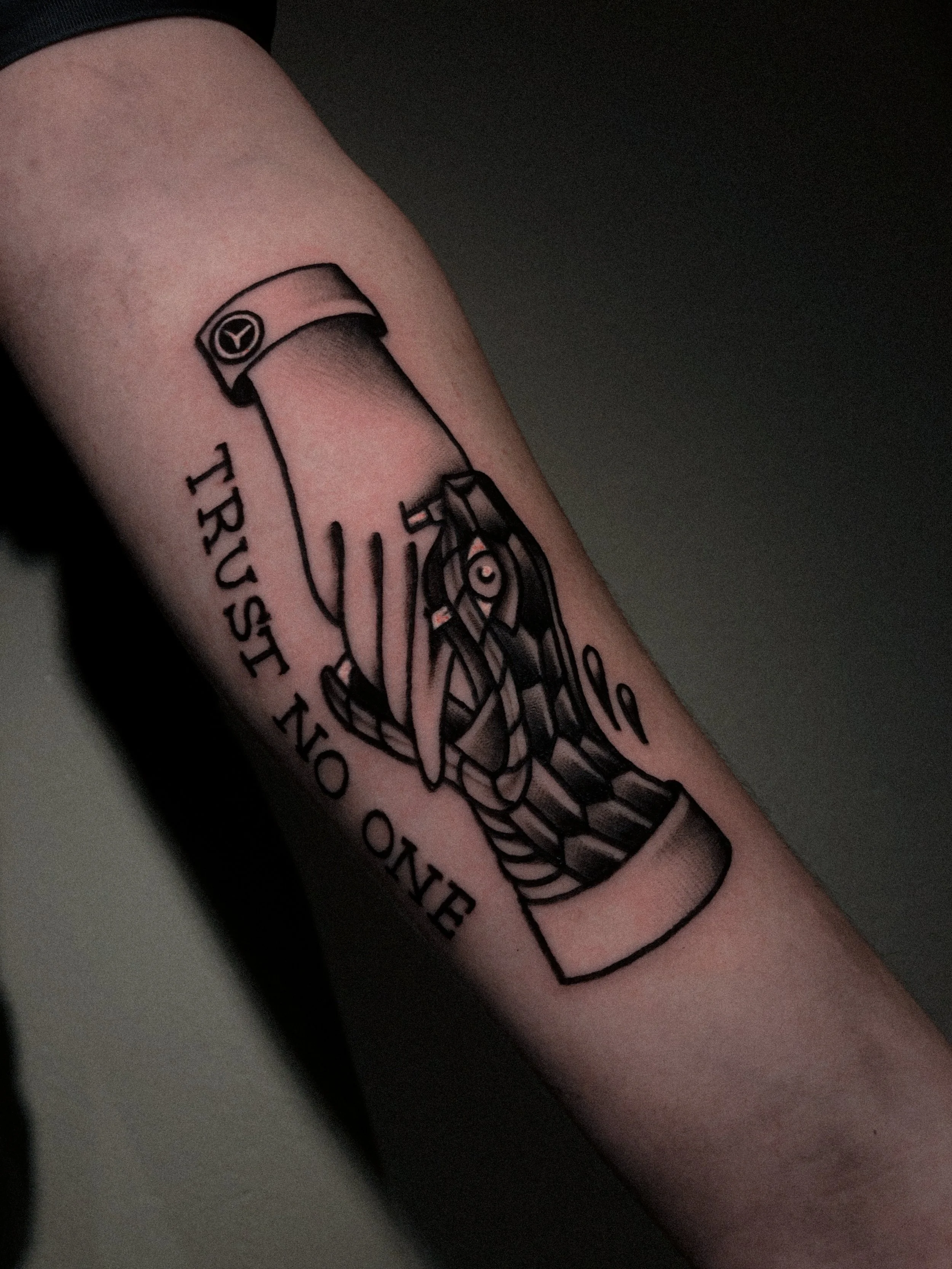 hand och orm tatuering i traditionell old school stil