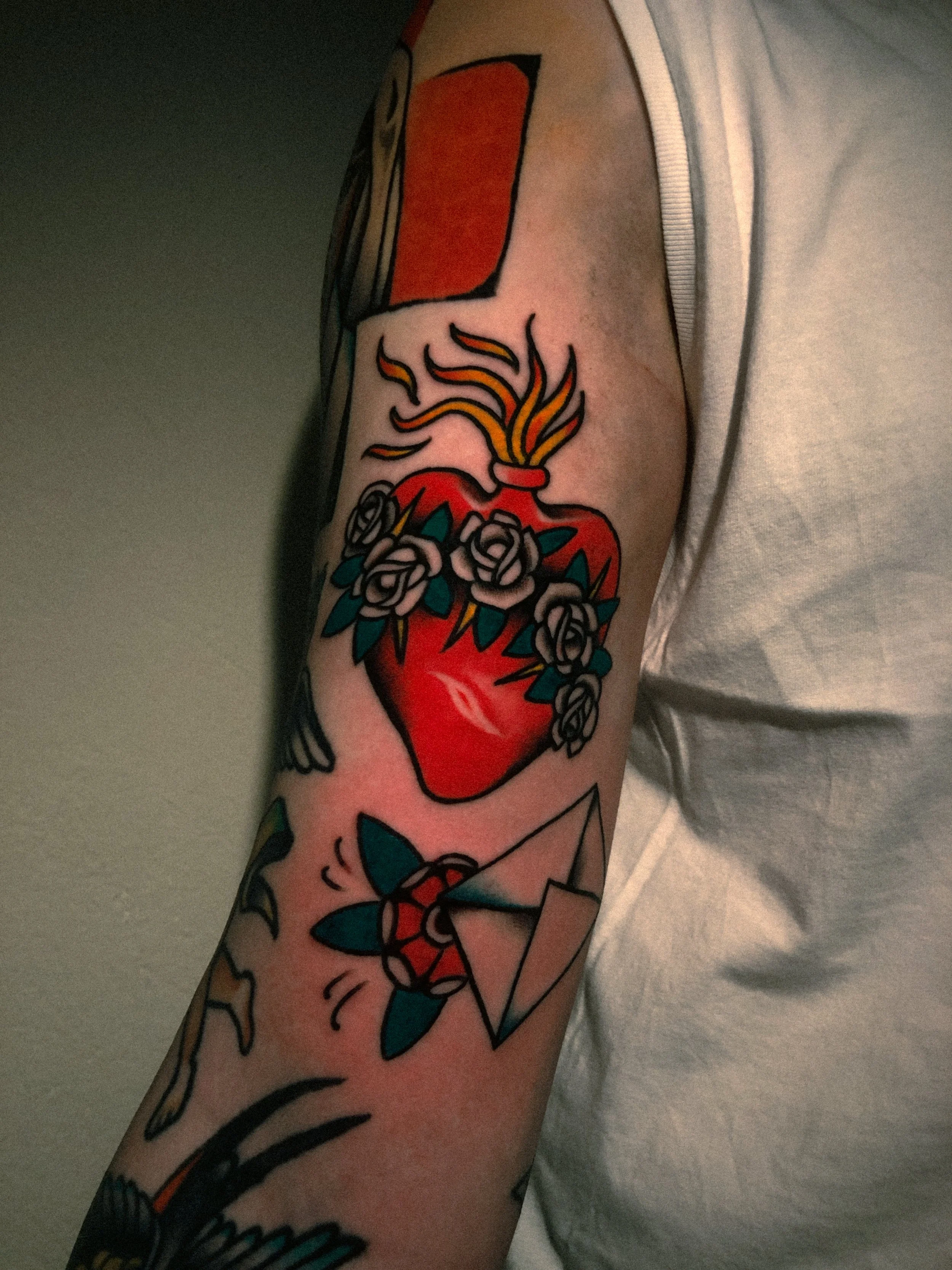 hjärta och rosor tatuering i traditionell old school stil