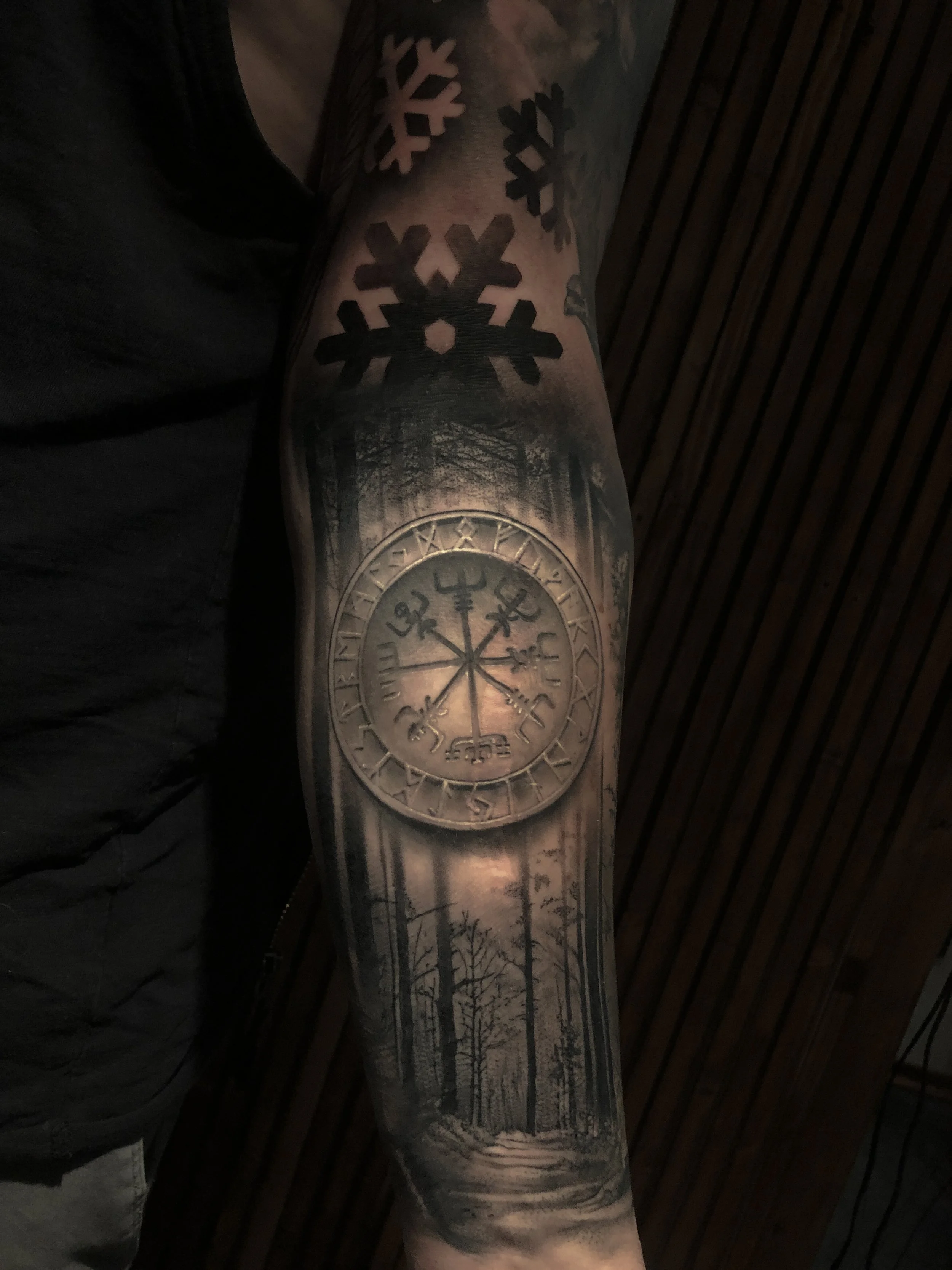 vägvisare viking tatuering i realistisk stil