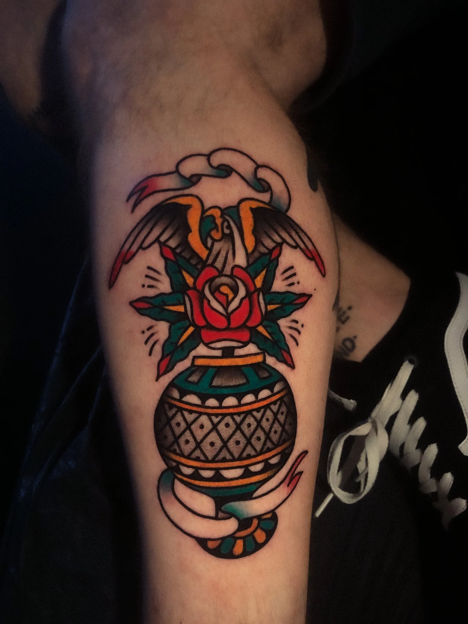 örn vas och blomma tatuering i old school traditionell stil