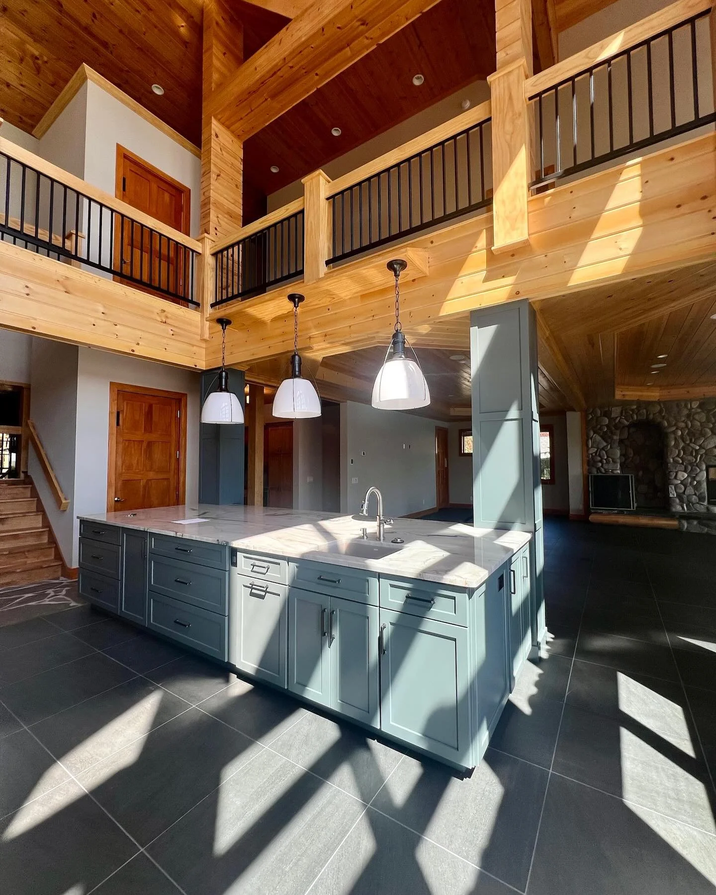 We&rsquo;re very close to wrapping up our Torch Lake project and things are looking great! 

#remodel #interiordesigner #nestindesign #nestofgrandtraverse #newkitchen #newcountertops #newfoooring #traversecityinteriordesigner #torchlake