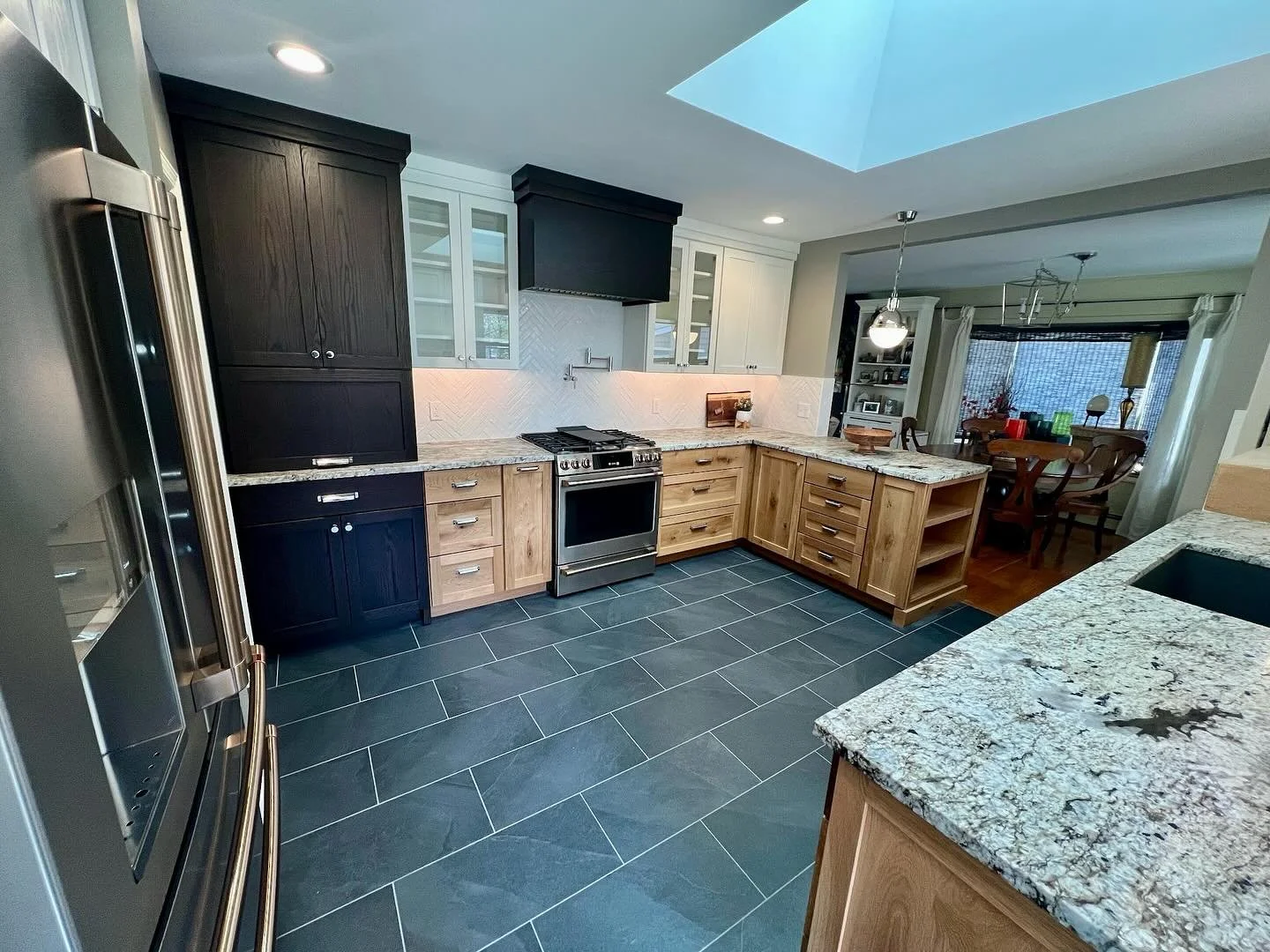 Can you believe this is the same kitchen? Swipe to see the transformation. 

We knocked down part of the wall to the dining room and really opened this space up! 

#kitchenremodel #kitchenupgrade #newcabinets #newfloors #newappliances #nestindesign #