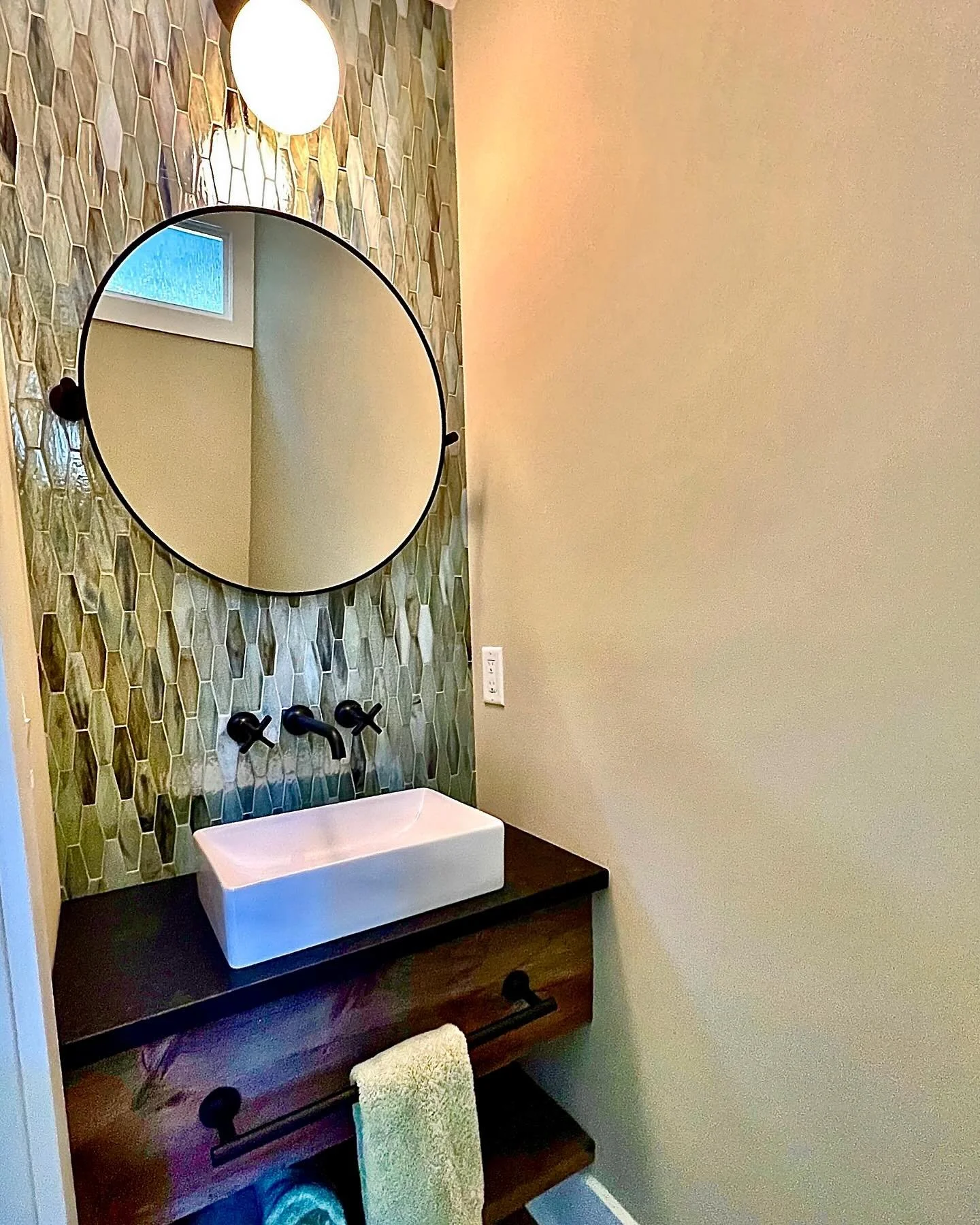 A perfect little powder room

#powderroom #halfbath #guestbath #tiledwall #floatingvanity #interiordesign #traversecityinteriordesigner #nestindesign #midwestdesigner #michiganinteriordesigner #nestofgt