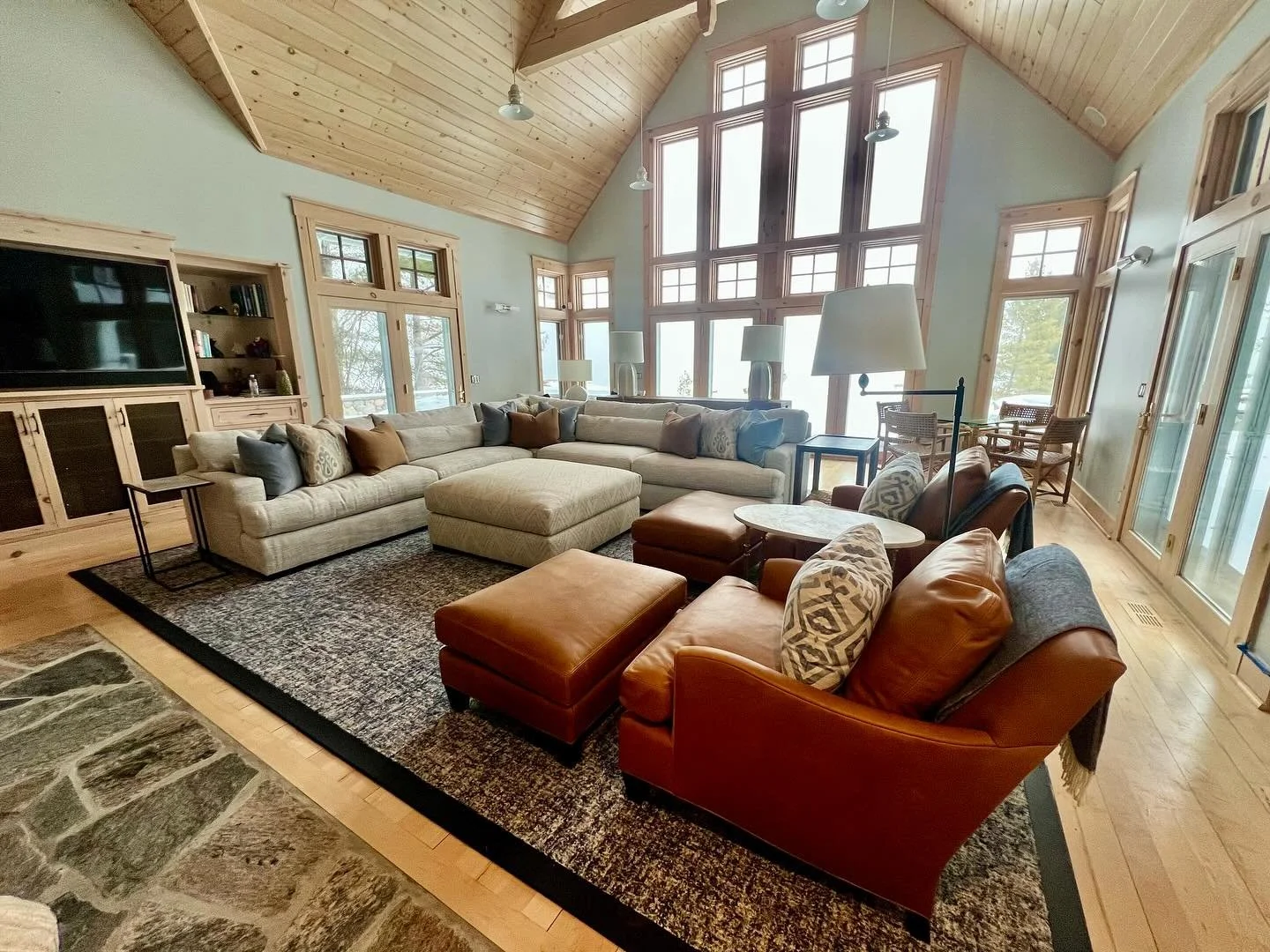 Sometimes all you need is a simple refresh and we love a good after and before. 

#refreshedinteriors #freshpaint #newfurniture #newlighting #beforeandafter #interiordesign #design #nestindesign #nestofgt #glenarbor #michiganinteriordesigner #travers