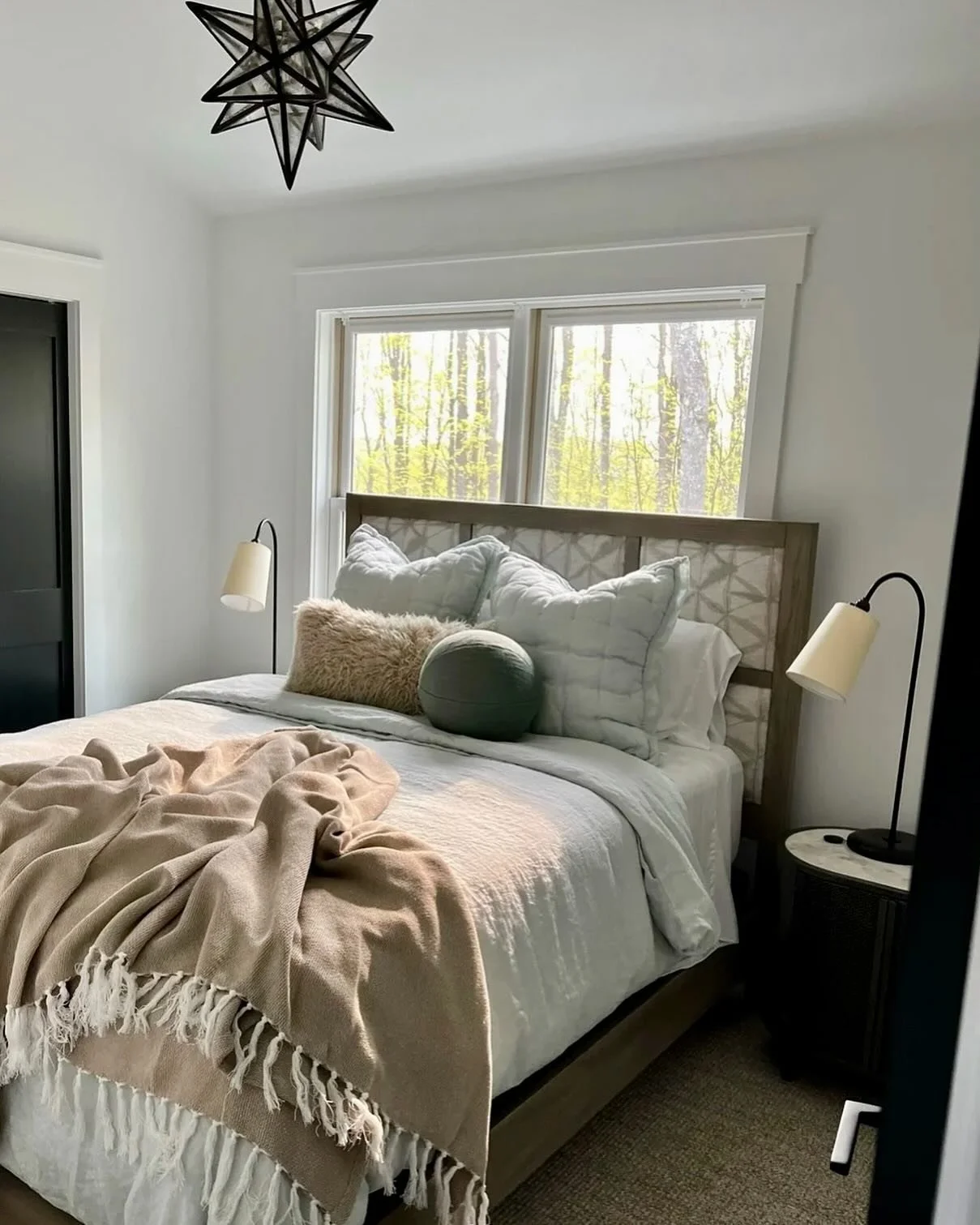 Neutral is never boring when you incorporate texture and natural materials for added interest. 

#neutralpalette #texture #naturalmaterials #remodel #maplecityestate #maplecitymi #nestindesign #nestofgt #interiordesigner #michiganinteriordesigner #tr