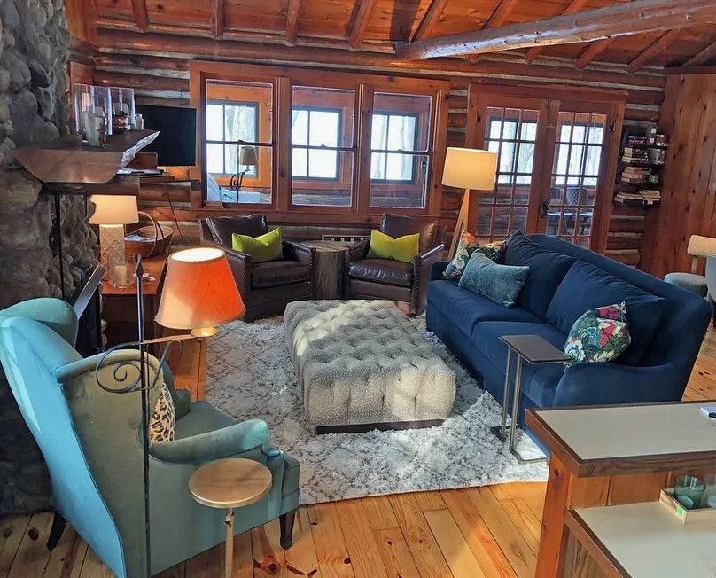 This beautifully designed eclectic lake cottage is bringing the mood

#lakecottage #eclecticdesign #newfurniture #updatedcottage #nestindesign #nestofgt #interiordesigner #traversecityinteriordesigner #michiganinteriordesigner #nomiinteriordesigner #