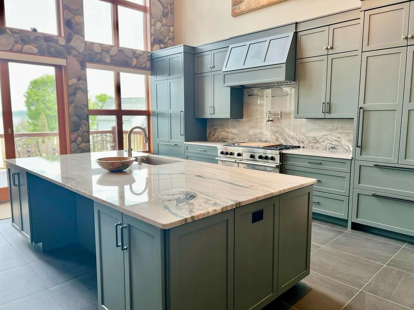 Our Torch Lake project has wrapped and ready for our clients to make more memories with the whole family on the lake! 

#nestindesign #nestofgt #remodel #newfurniture #oldwithnew #newkitchen #torchlakemichigan #lakehouse #familyretreat #naturalstone 