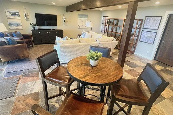 Don&rsquo;t be fooled into thinking basements are dark and dank. This lower level living area is full of light and the perfect escape in your own home. 

#lakehome #omenapointmi #nestindesign #nestofgt #traversecitymichigan #interiordesigner #renovat