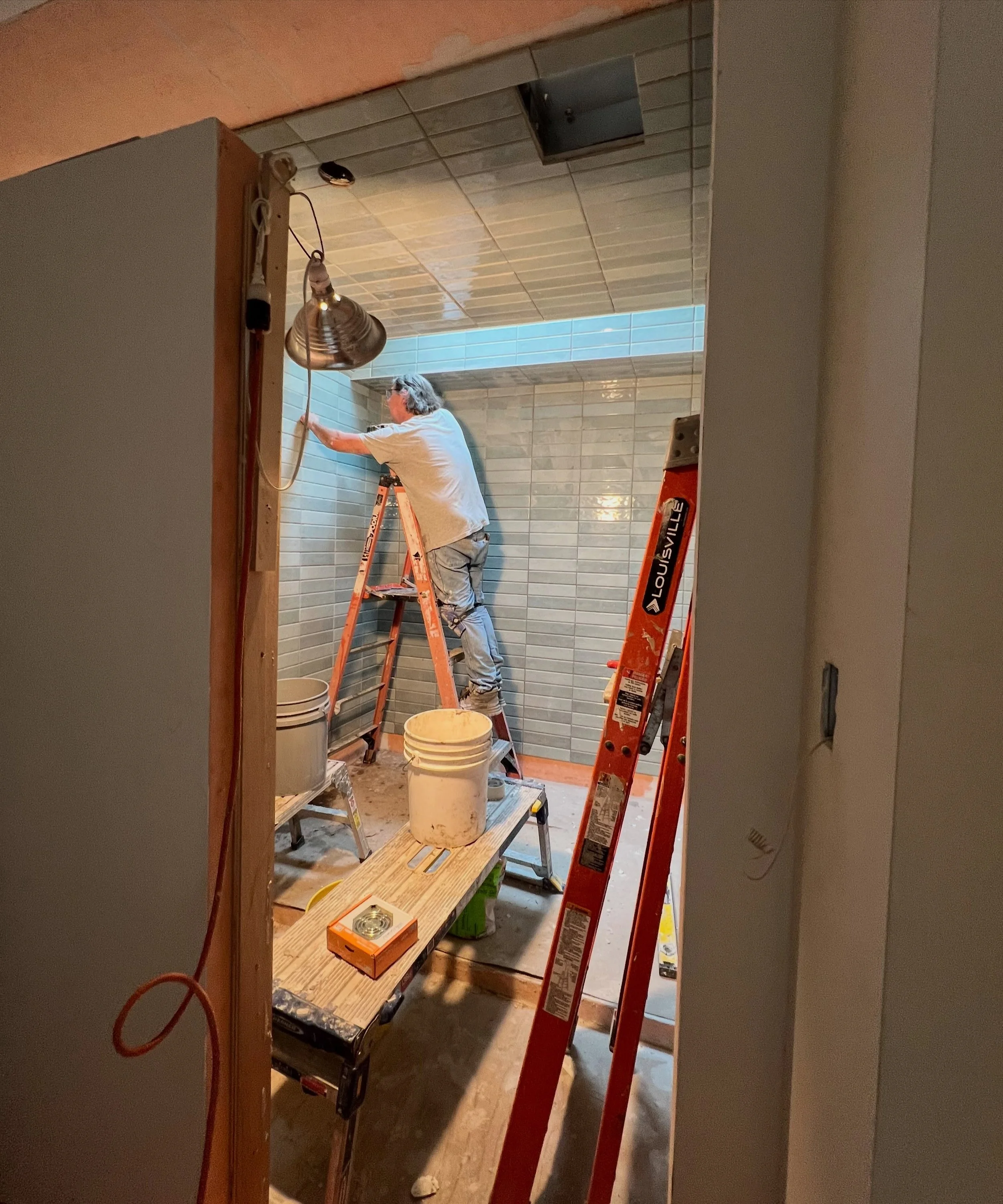 Trust the process - the messy middle is where the real magic happens 

#newconstruction #interiordesign #nestindesign #northernmichiganinteriordesigner