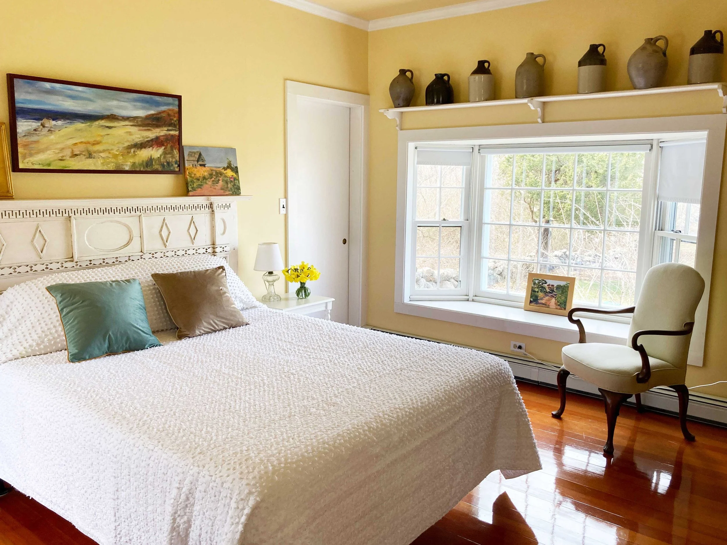 Master-Bedroom_whitebedspread_2.jpg