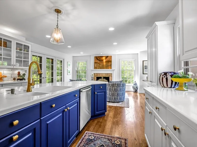 49-Kithen-lots of counter space.jpg