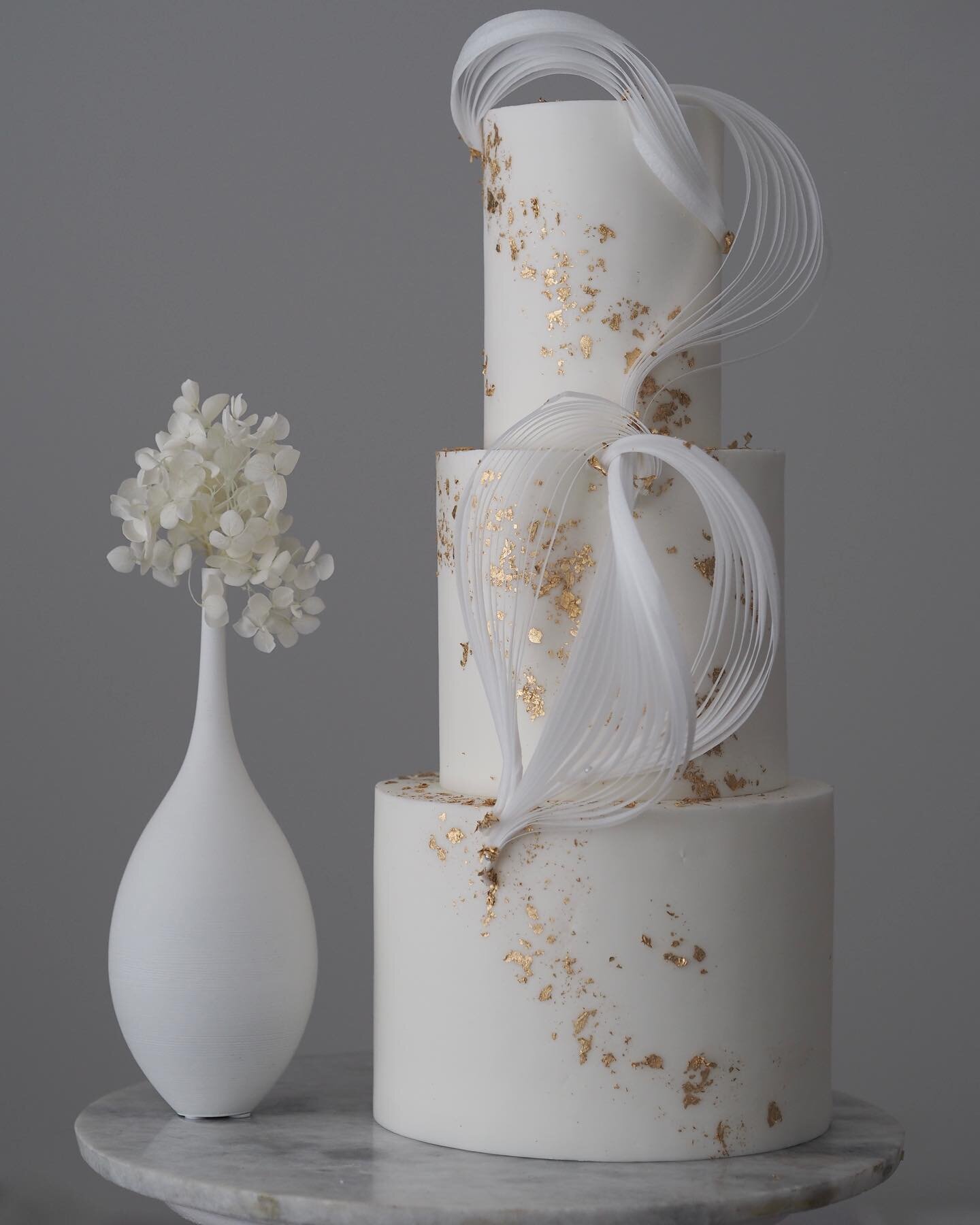 Bit of cake architecture for your hump day! 
.
I can&rsquo;t get enough of this sugar paper filigree design, it always takes on a different form every time I do it! Perfect for those that low simplicity and flow! 
.
#waferpaper #waferpaperflowers #wa