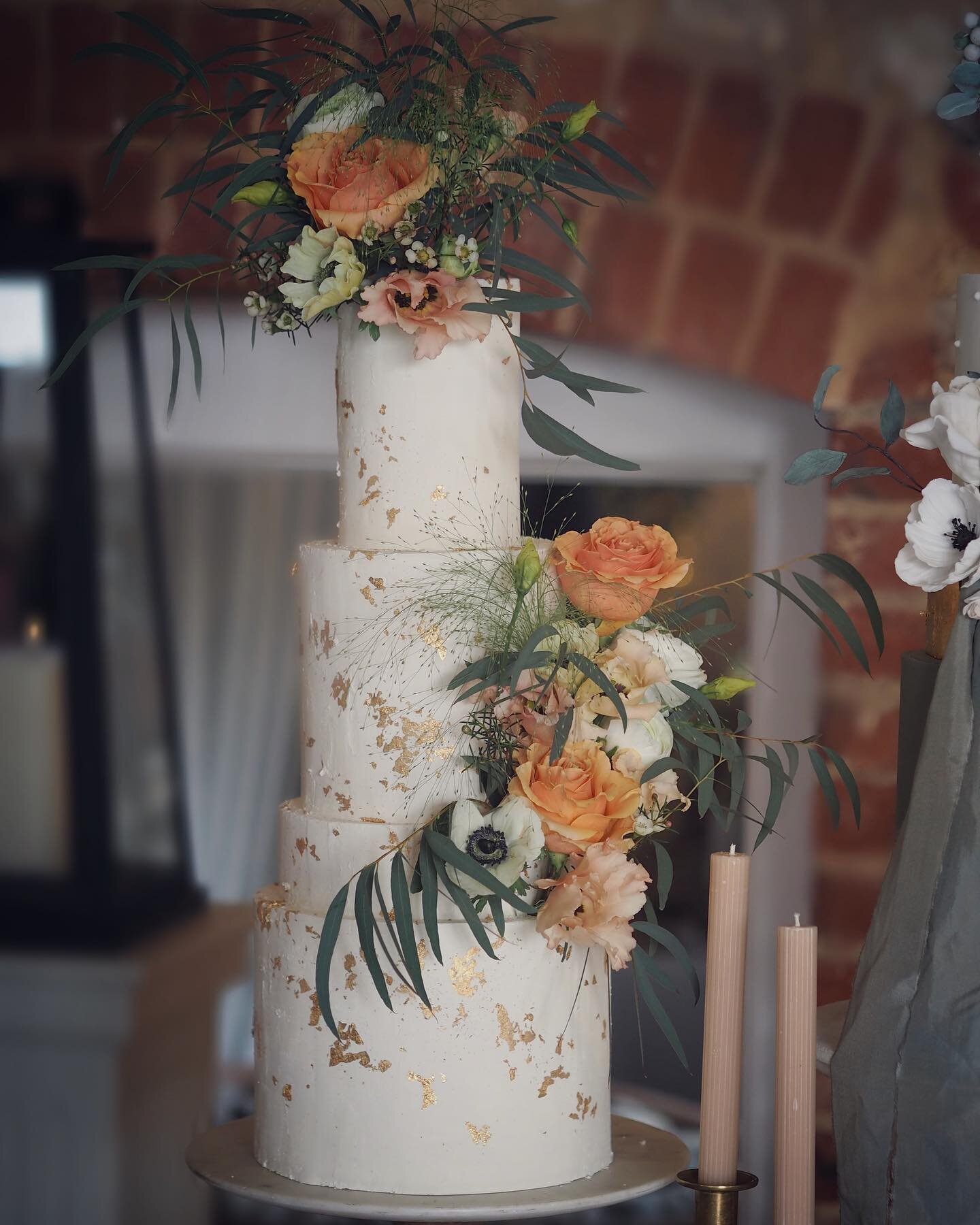 That cake I was dressing in beautiful wild florals from @villagefloristlancing! 
.
We are booking up fast after the @farbridgeevents showcase, with only a few spaces here and there for 2023, and oh my, some of the briefs coming through are just to di