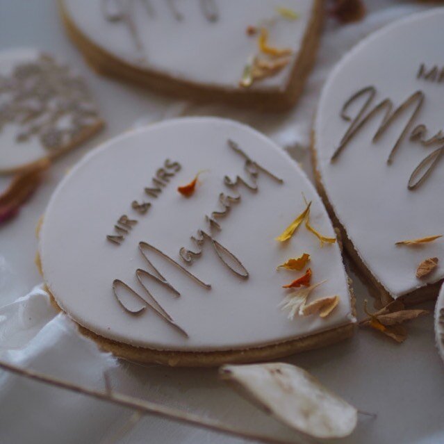 Delicate, personalised, edible confetti shortbreads. Sweet little treats for your guests to savour.
.
.
.
#weddingfavours #weddingbiscuits #weddingfavoursideas #weddingfavoursuk #weddingfavour #weddingfavors #weddingfavors #bespokebiscuits #icedbiscu
