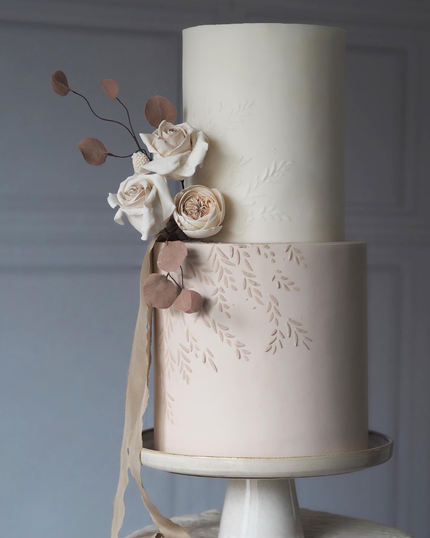 Happiest of wedding days Margot and Rory!  Can&rsquo;t get enough of your wedding mood! 
.
Have the best day celebrating in the sunshine with your loved ones! 
.
#fondantcake #goldleaf #edibleart #flowercake #luxury #luxurycakes #londonweddings #suss