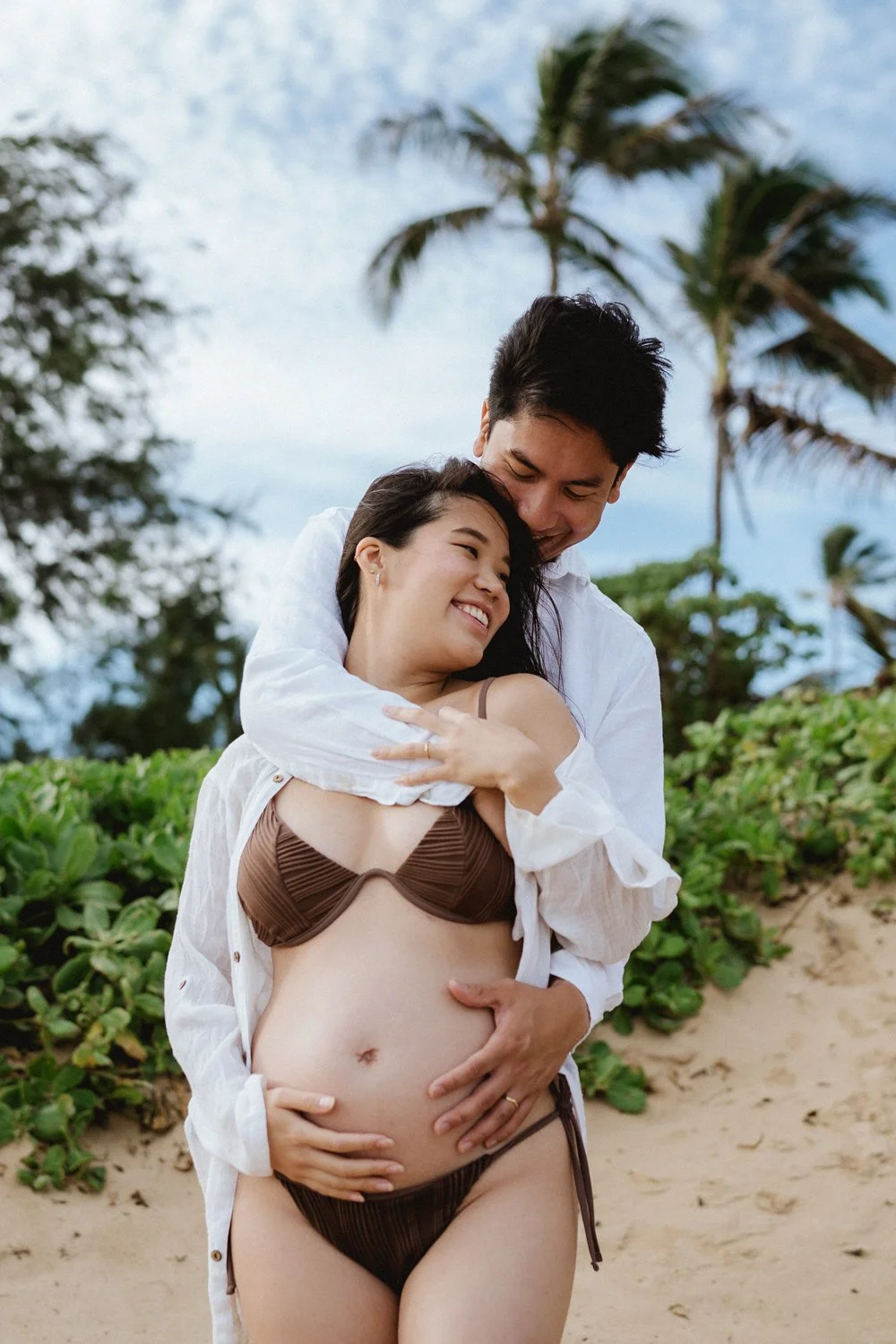 Babymoon photoshoot at Maui's north shore beach.