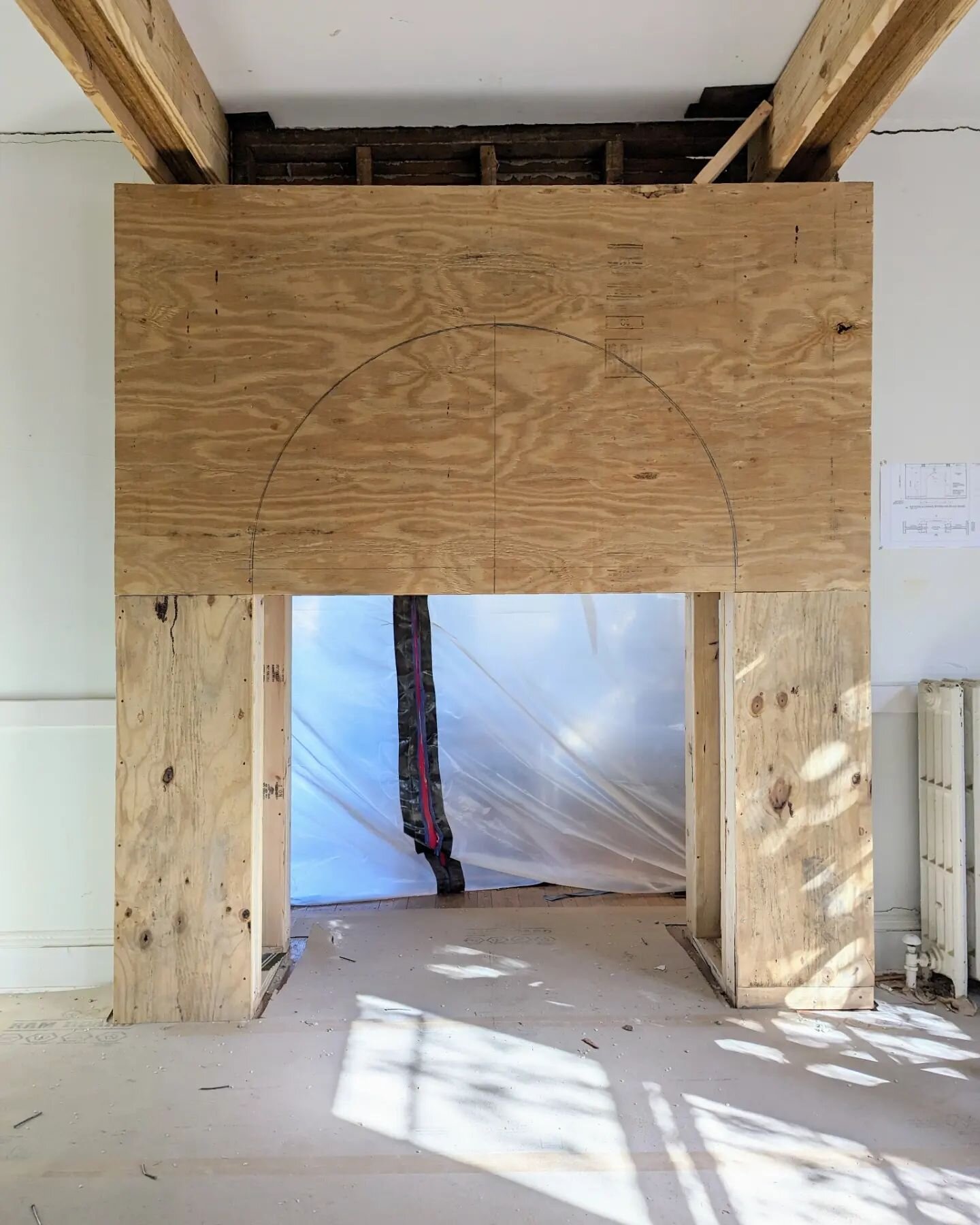 Watching this framer make great use of a nail and a string to transform the space between spaces...

#virginialiving #placemaking #architecture #modern #modernarchitecture #modernoffice #virginia #rva #richmond #virginiamodern #vamodern #classicalmod