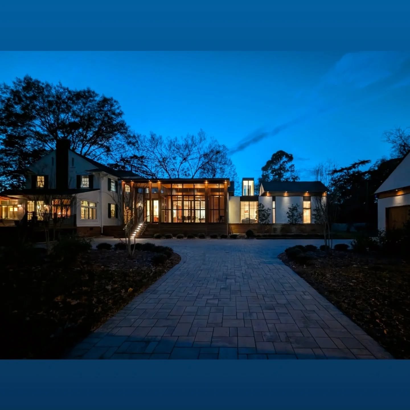 &quot;LIT&quot;

Contractor @olstenbuilding @rah_rva
Interior Design @kellybrowninteriors
Millwork fabrication @martin_star_cabinetry

#virginialiving #historichouse #placemaking #architecture #modernarchitecture #residentialarchitecture #residential