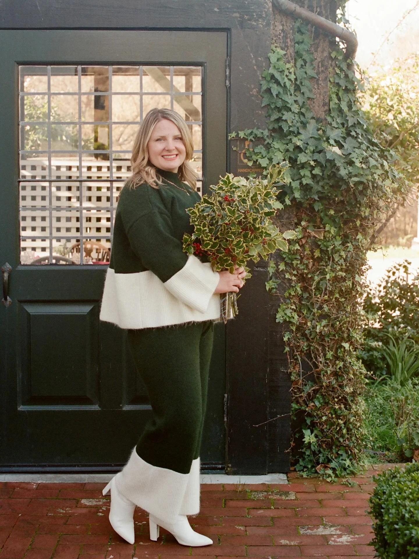 Wishing all a joyous holiday season and a very Merry Christmas! ❤️🎄🥂