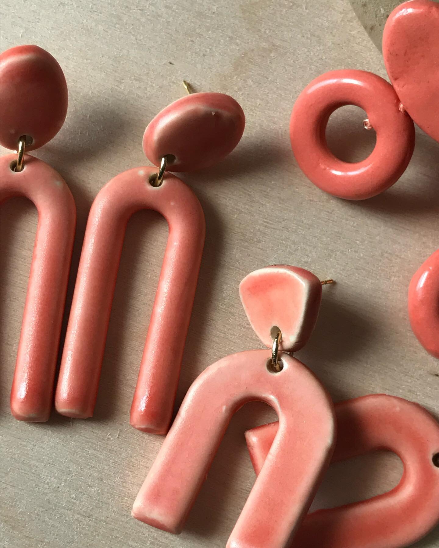 Holding onto summer colors as long as possible!! This coral has to be one of my favorites. .
.
.
.
.
.
.
.
.
#summervibes #summerjewelry #summeraccessories #fallishere #falliscoming #fallfashion #falljewelry #falltrends #ceramics #ceramicjewelry #cer
