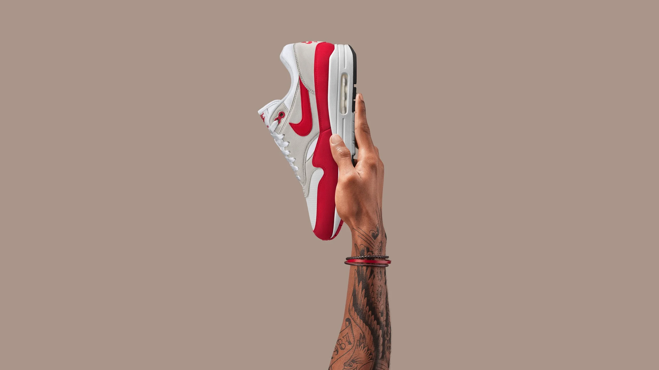 SU17_Nike_AirMaxDay_Hands_AM1_OG_Mb.jpg