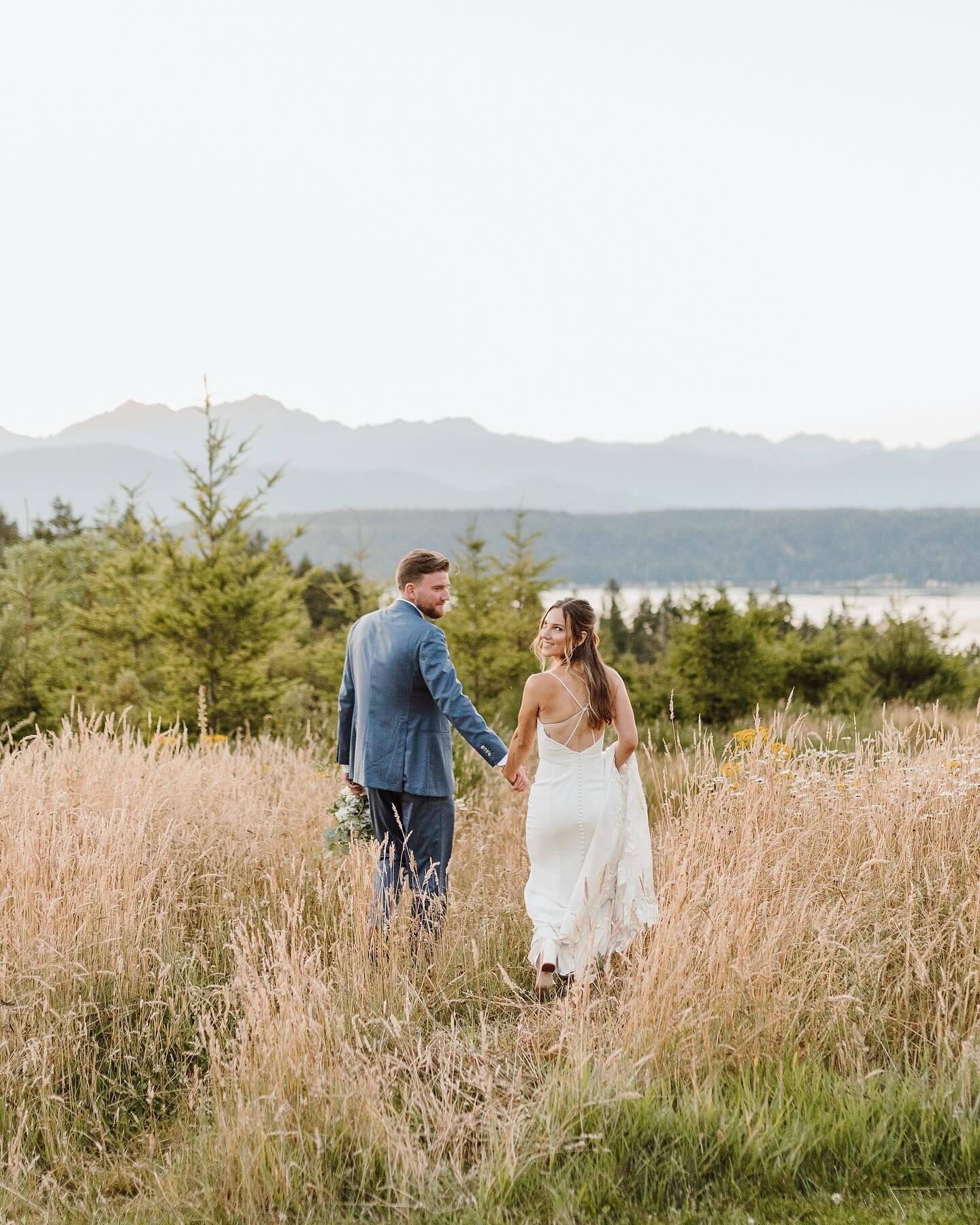 insanely beautiful view at @alderbrookgolf for sandra and michael&rsquo;s wedding. 😌 can&rsquo;t believe this was almost two years ago! the note he wrote on the bottom of her shoe. 🥺

day-of coordinator/florist: @twigsandflowers1966