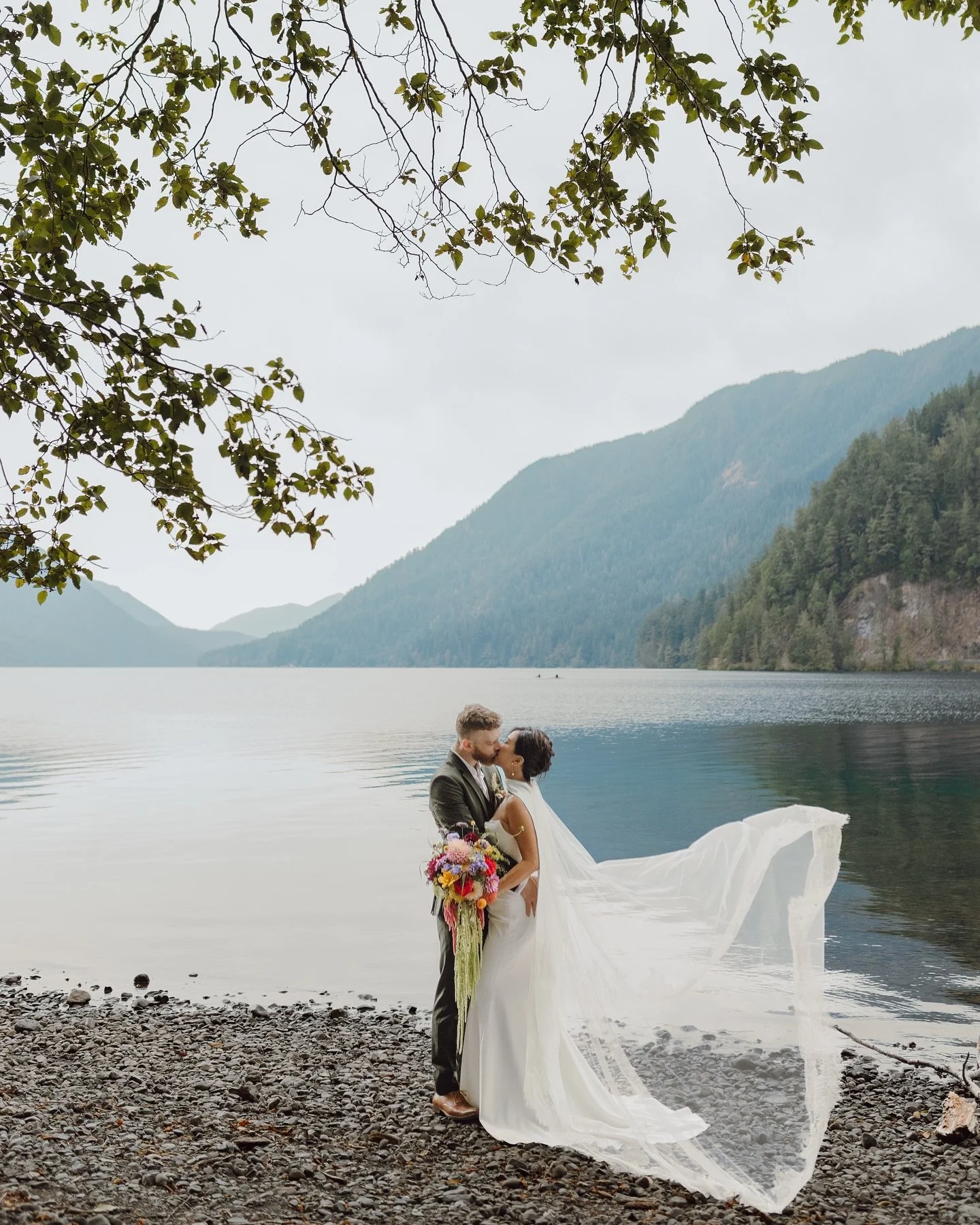 still cannot get over how much fun christine and ben&rsquo;s wedding was! 🥲 

right on lake crescent with cabins for everyone to stay in @naturebridge. insane florals done by ben&rsquo;s mom and her friend that they started growing in their backyard