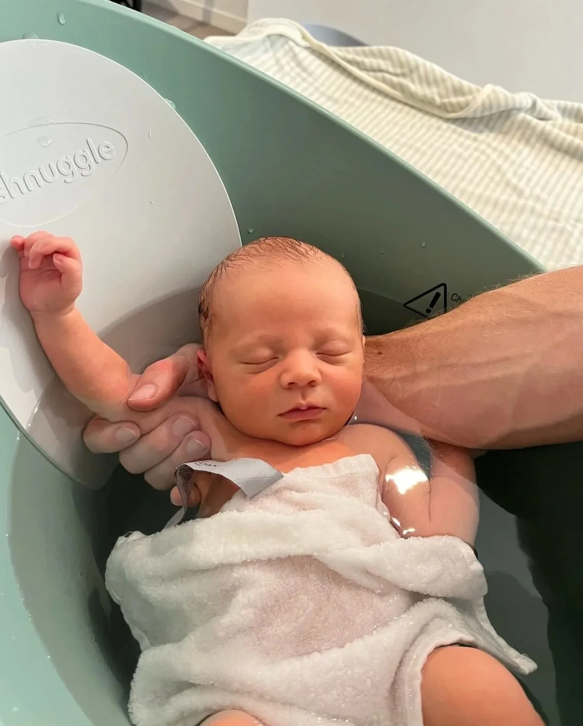 Your baby’s first bath at home: A guide to make it calm, connected & memorable 