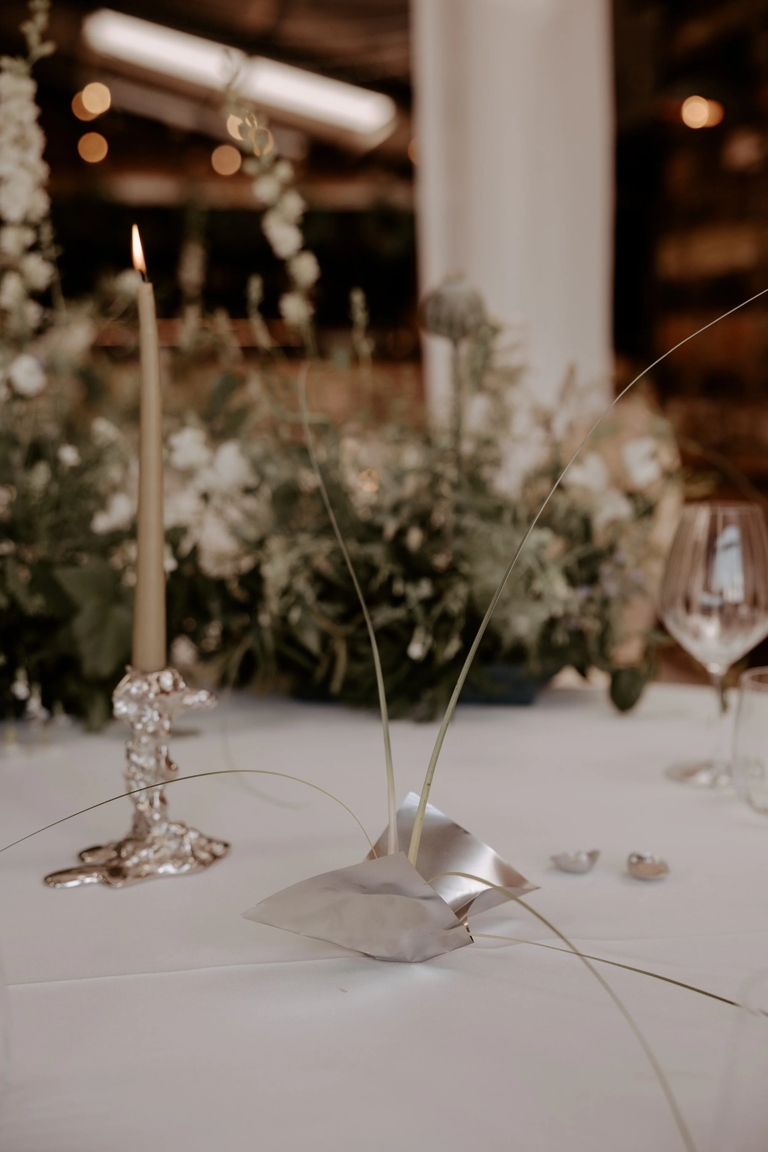 Elegant and modern wedding tablescape by Darcey Floralscapes