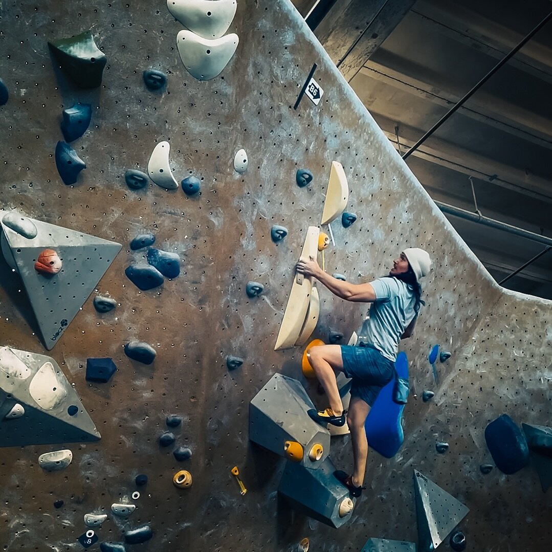 These competition style climbs are getting crazy 😜 at @movementgymsbayarea SF!

#climbing #bouldering #sanfrancisco #athlete #compstyle