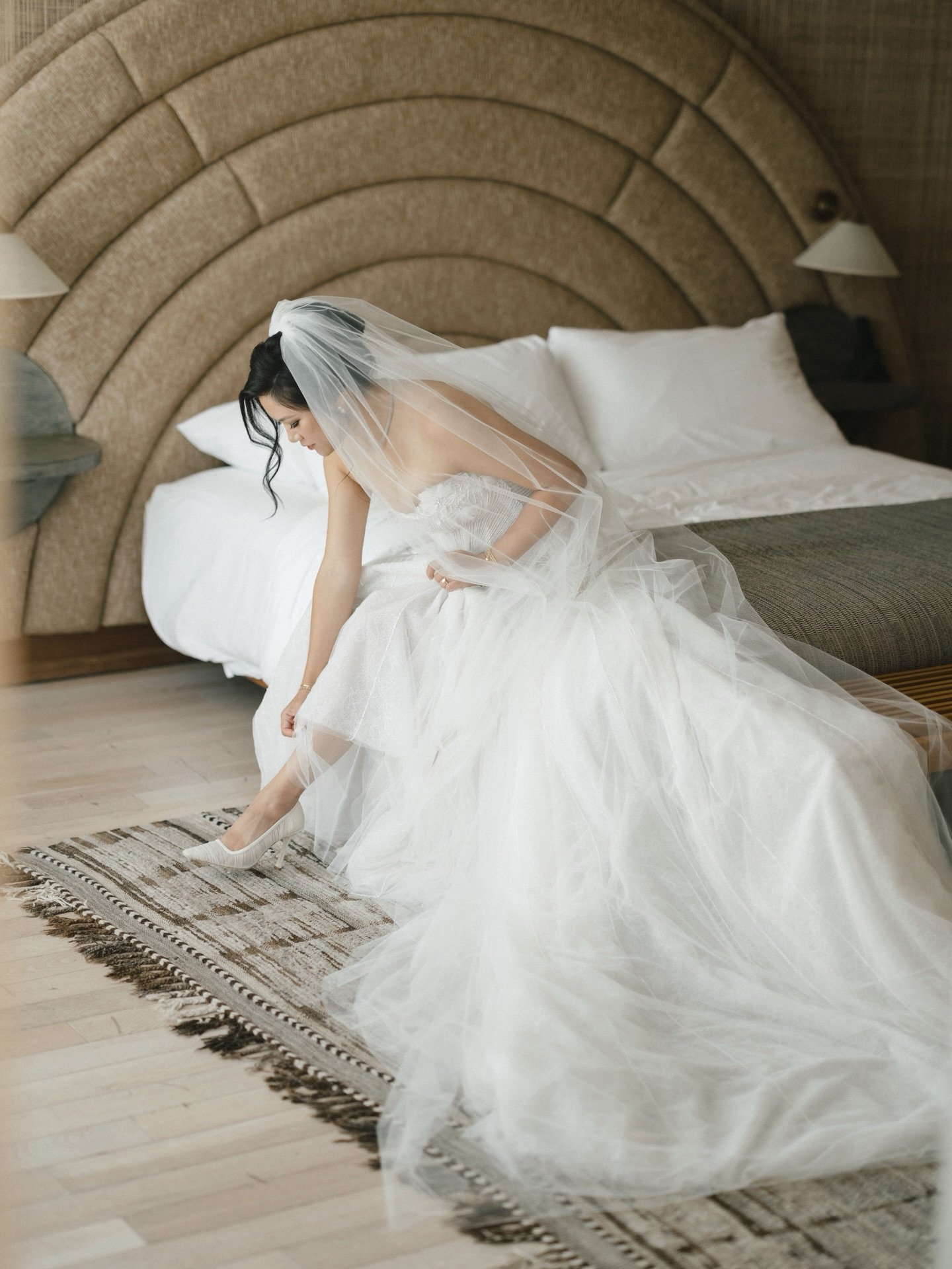 Framed by the layered, textural beauty of @santamonicaproper designed by the incomparable @kellywearstler, every moment of Melody&rsquo;s getting ready process felt intentional, artful, and deeply atmospheric. The interplay of warm tones, sculptural 