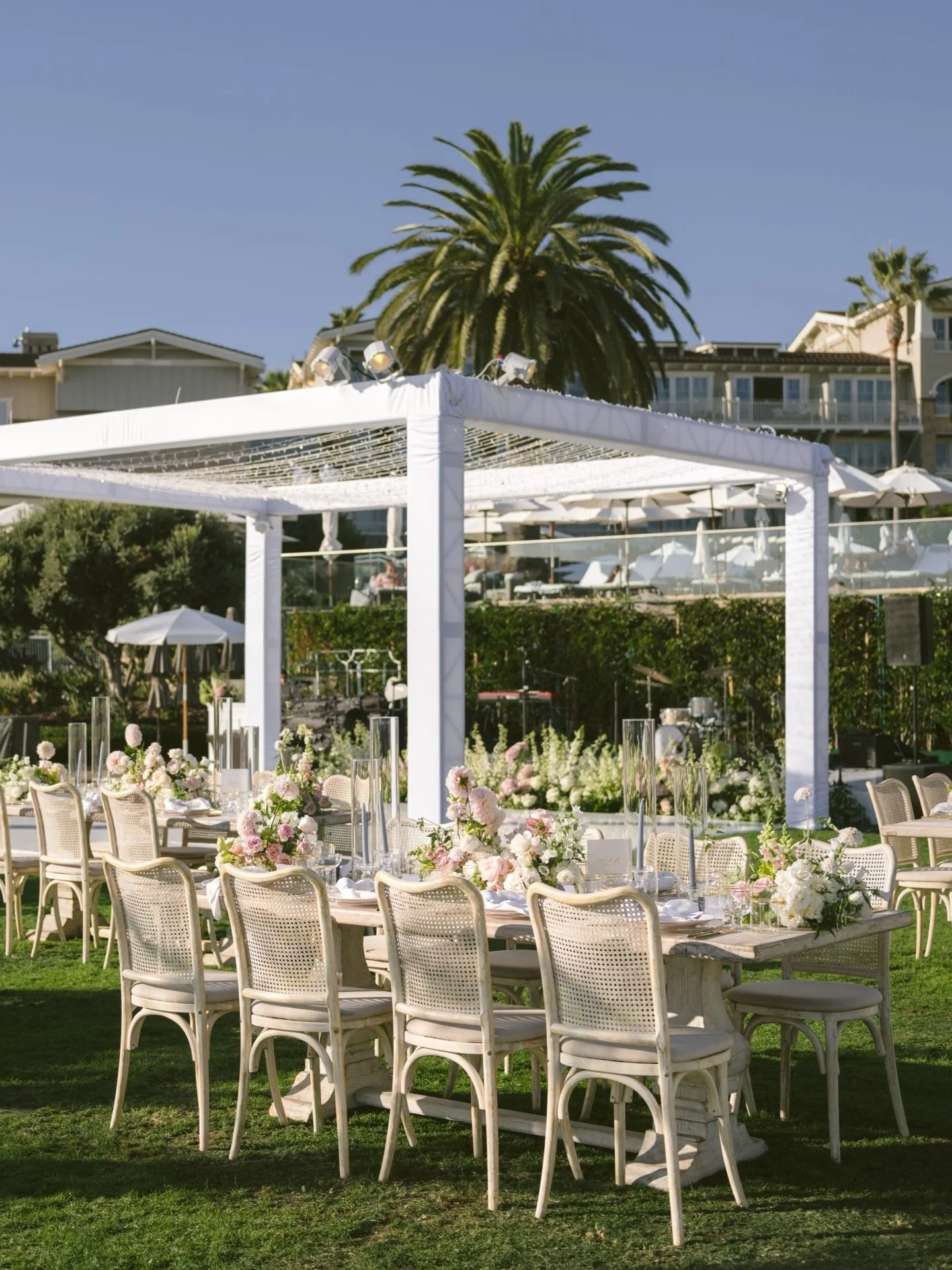 Set along the cliffs of @montagelaguna , this day felt like stepping into a living work of art.

Florals spilled effortlessly across the space, inspired by a wild garden yet placed with intention, each bloom thoughtfully composed as if it had always 