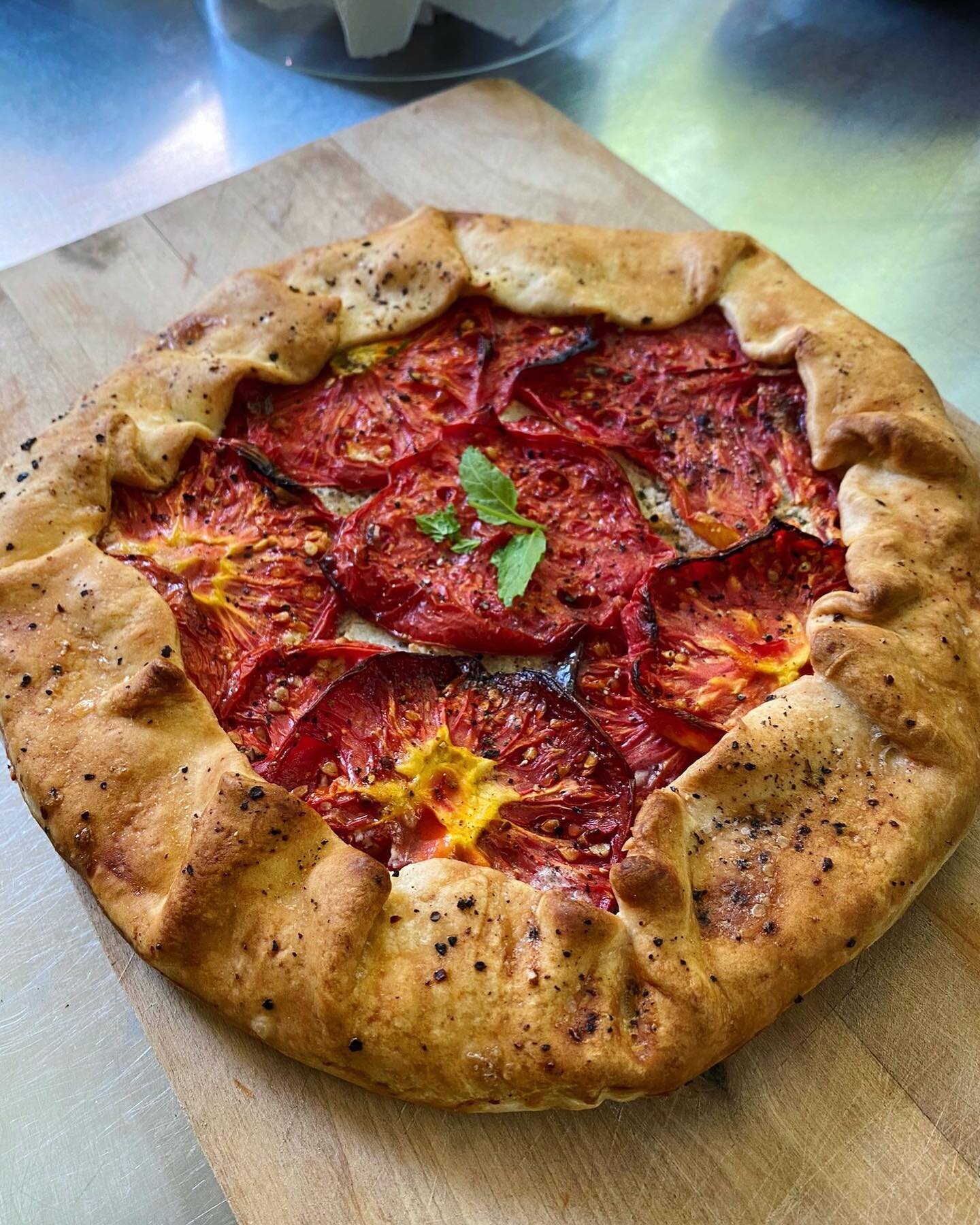 Aaaaand: our tomato galette, with @eemstuin beefsteak tomatoes (😍😍😍) painstakingly camouflaging our lemon-chive cashew ricotta...it's really good vegan food (&euro;9/slice with house salad)! #dutchvegan #vegan