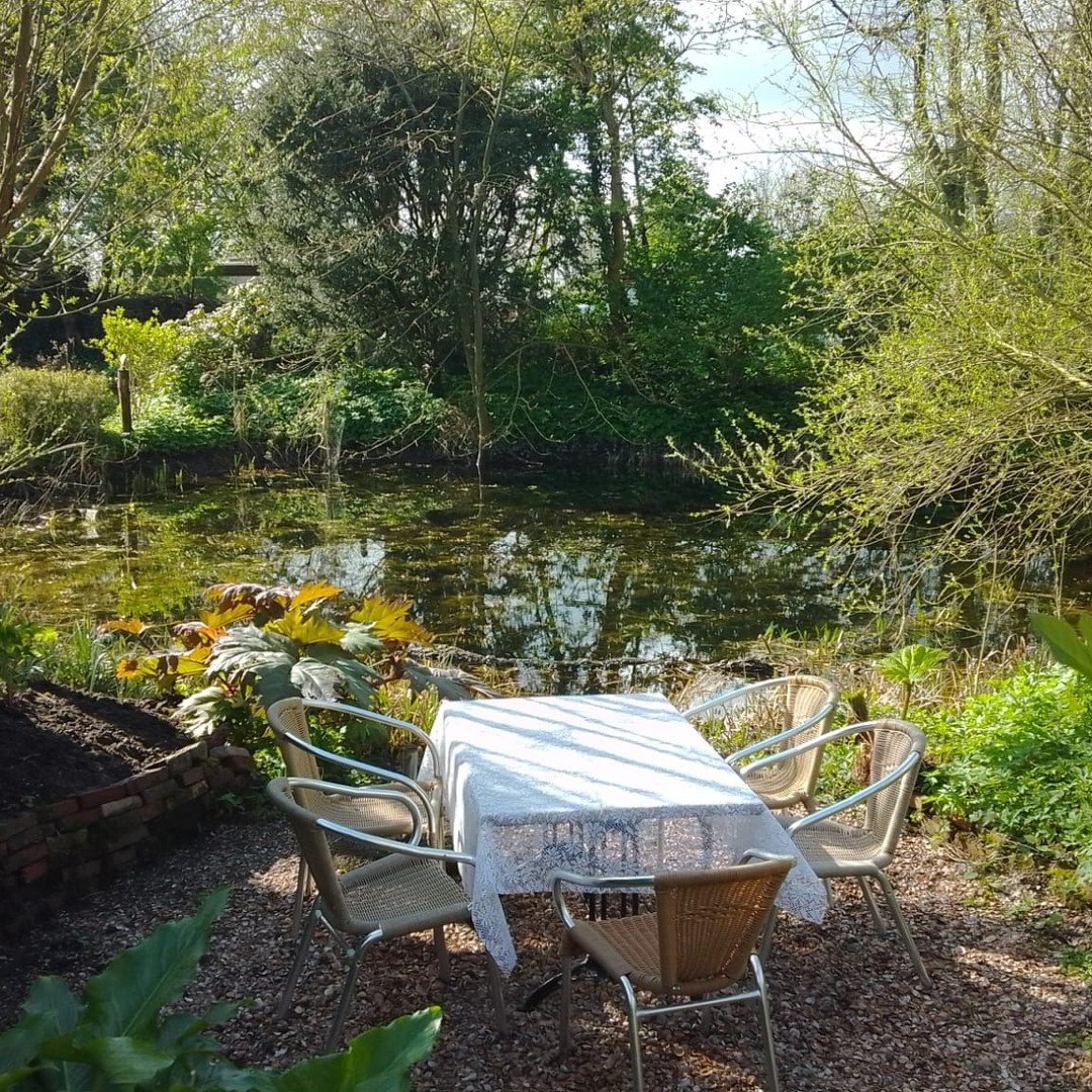 De natuur rondom @bertje.jens is in een mum van tijd zo groen geworden, en dat is te zien aan de gerechten. Komend weekend in ieder geval brandnetelsoep met daslookboter uit eigen tuin. Te eten op het terras dat nu uit de opslag is. #terrasweer #eten