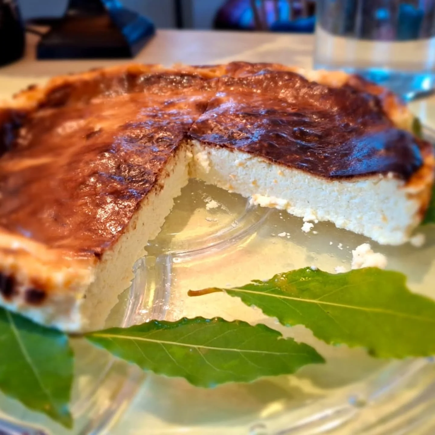 Tuinkeuken @bertje.jens is uit de winterslaap. Lunch, taart, drankjes zijn vers aangevuld. Bijna geheel in eigen keuken gemaakt van lokale producenten @landgoud @waddenmax @stoetenainvoud @eikemaheert @ciderwinkel.nl Elke zaterdag en zondag van 12 to