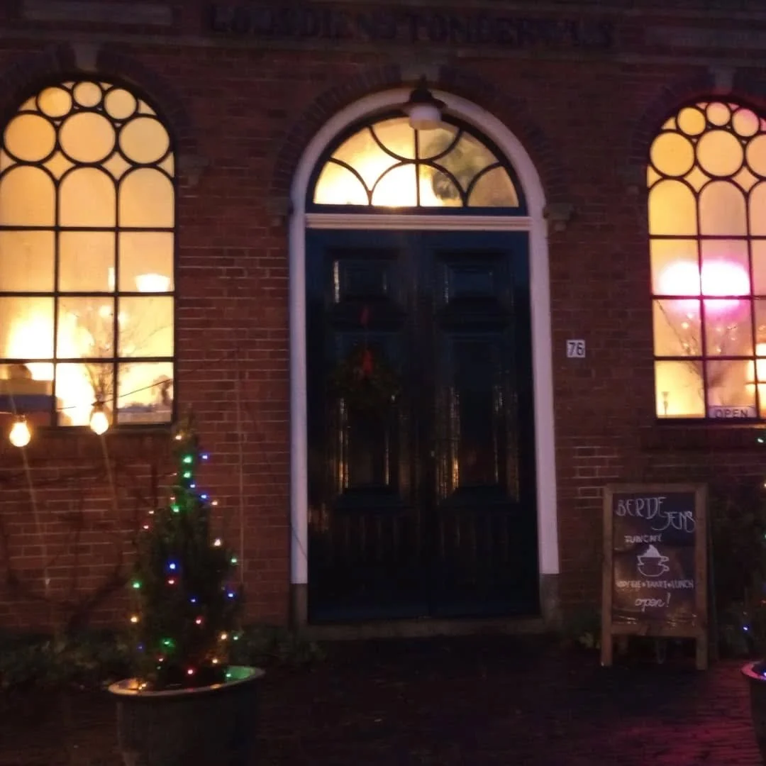 Heerlijk warm en gezellig kerstsfeertje bij @bertje.jens vandaag. Morgen weer! Met live jazzy muziek en een tafel vol brocante, en verder natuurlijk huisgemaakte gerechten. Kom lunchen of voor een glas Mulled Cider of gekruide Appeldrank van sap van 