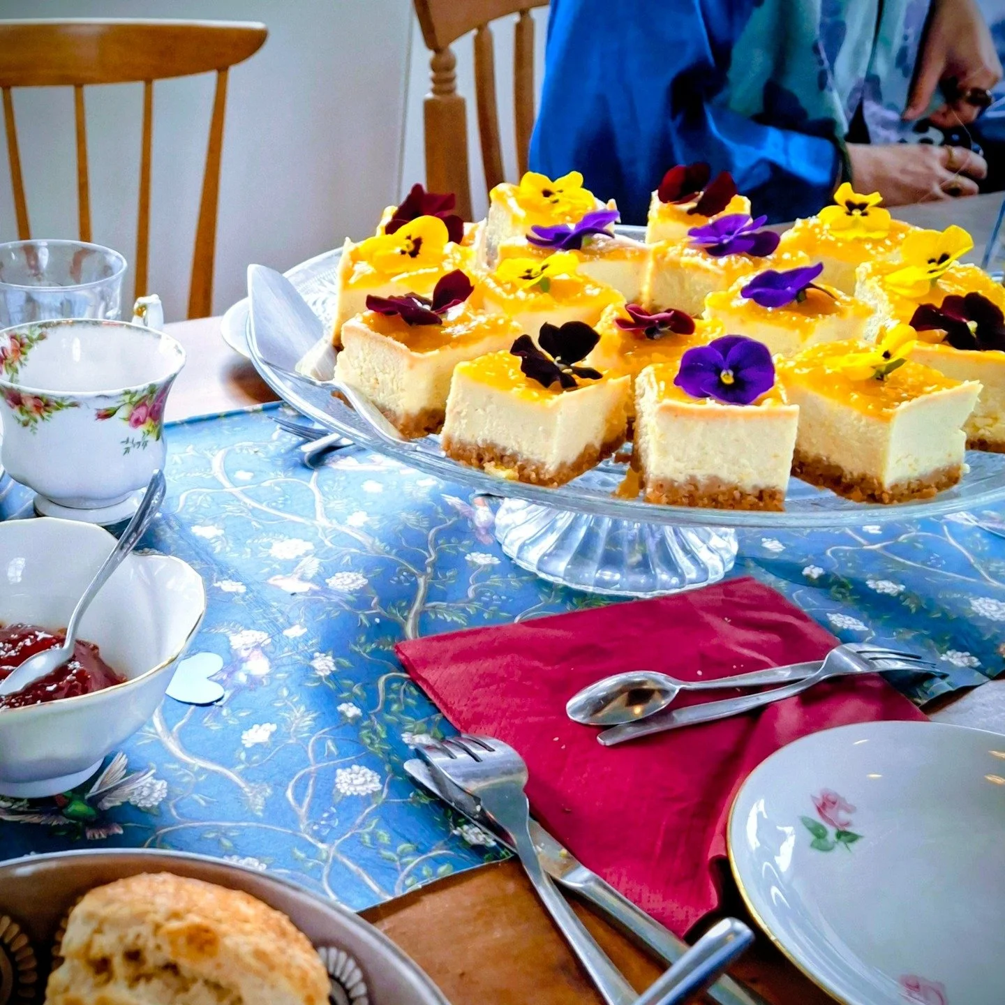 Tuincaf&eacute; Bertje Jens is vanaf het paasweekend weer open op zaterdag 4 april en zondag 5 april van 12 tot 17 uur. 
Reserveer via CafeBertjeJens@gmail.com voor een heerlijke driegangen paaslunch voor 29 euro of kom langs voor een taartje, hapje 