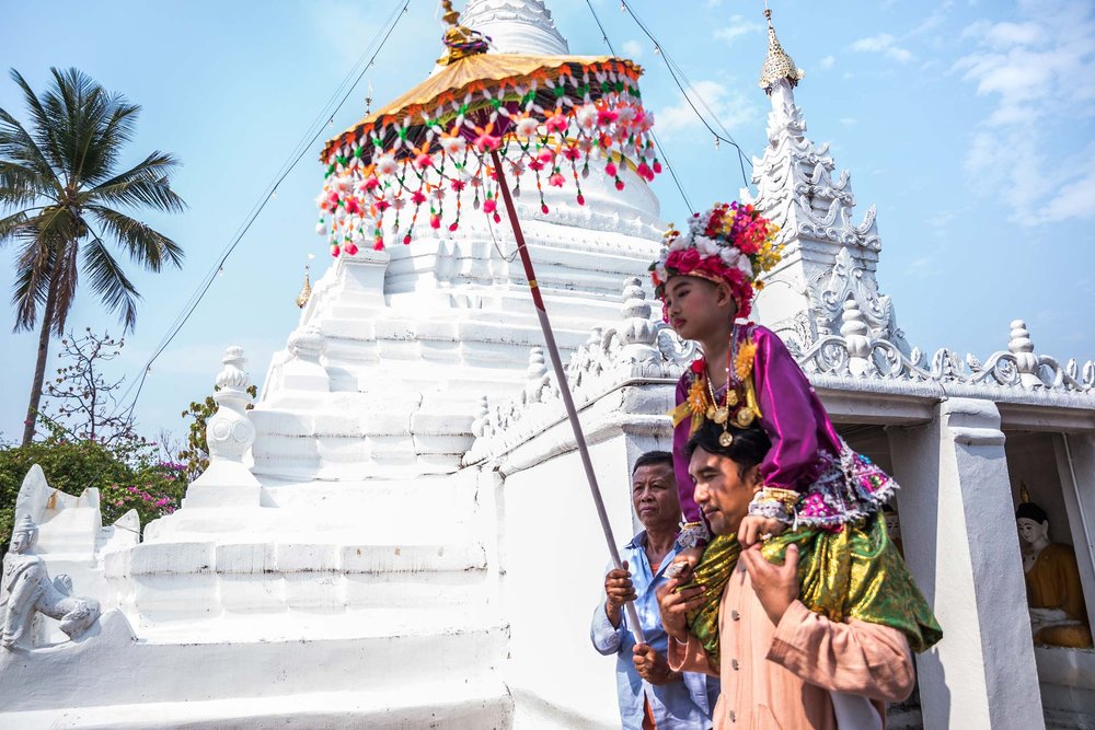  Während der Ordinationszeremonie «Poy Sang Long» im ursprünglichen Norden Thailands trägt Vater Rung Nanit seinen Sohn Nawin&nbsp;  traditionsgemäss auf den Schultern. Der Kleine darf mit seinen Füssen den Boden erst wieder berühren sobald er in fün