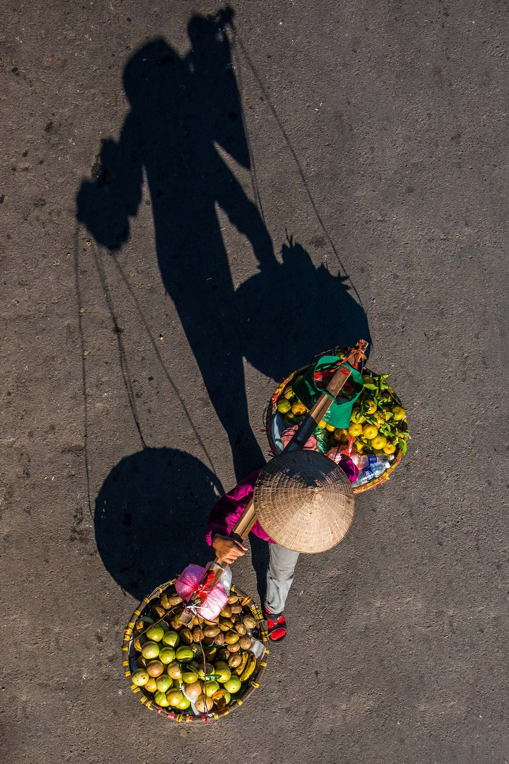  Genauso wie schmale Gassen, bröckelnde Kolonialgemäuer und dampfende Nudelsuppen prägen&nbsp;Strassenverkäufer das Bild von Hà Nội. Mit ihren traditionellen Dreieckshüten und ihrem bunten Sortiment&nbsp;sind sie die Farbtupfer in der Metropole. Die 