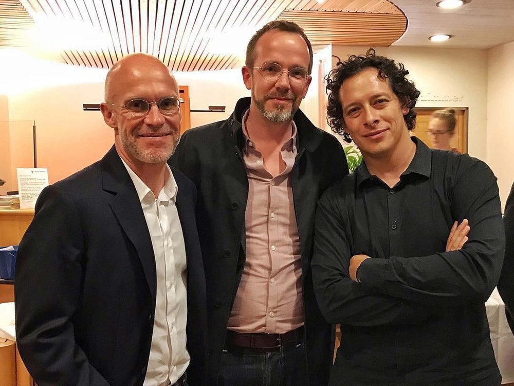  Lars Lindemann (Mitte) mit Autor Jan Christoph Wiechmann (l.) und Fotograf Federico Rios bei der Verleihung des Hansel-Mieth Preis 2019 an die beiden für ihre GEO-Geschichte. 