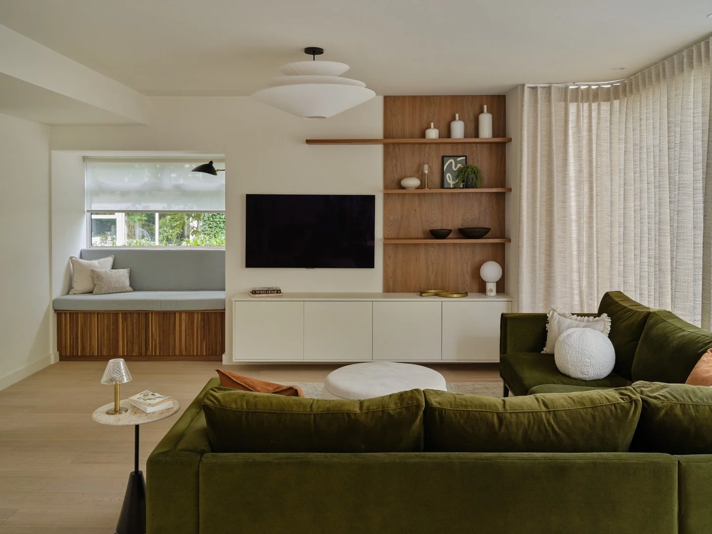 We loved collaborating with our amazing clients to design the perfect family hub, the true heart of their home. Working alongside @charlesbarclayarchitects, we carefully tailored the space to reflect both their lifestyle and vision.⁠
⁠
Inspired by th