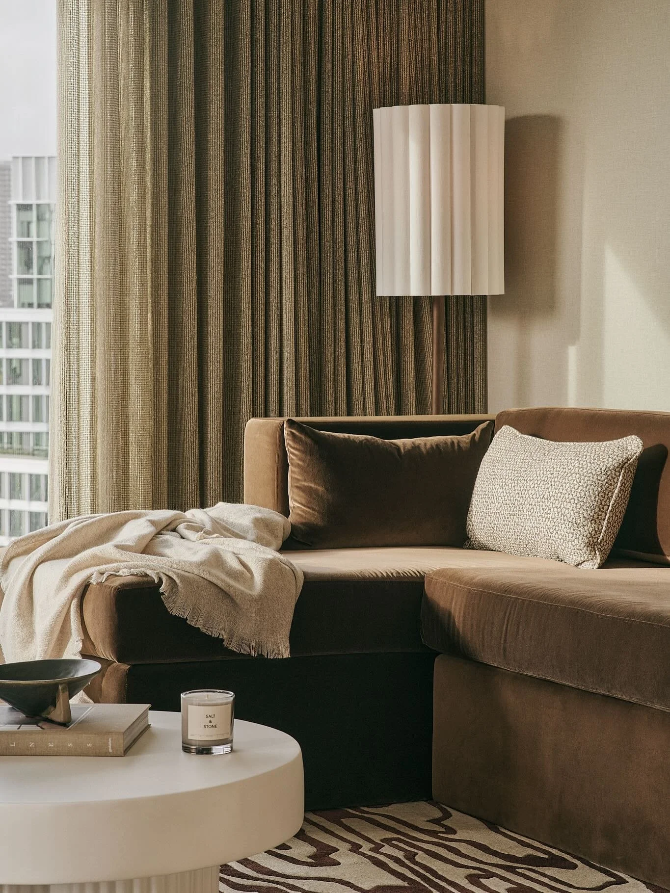 A few details of the living room at our @white.city.living apartment 🤎

#livingroominspo #interiordesign #londonapartments #luxuryliving