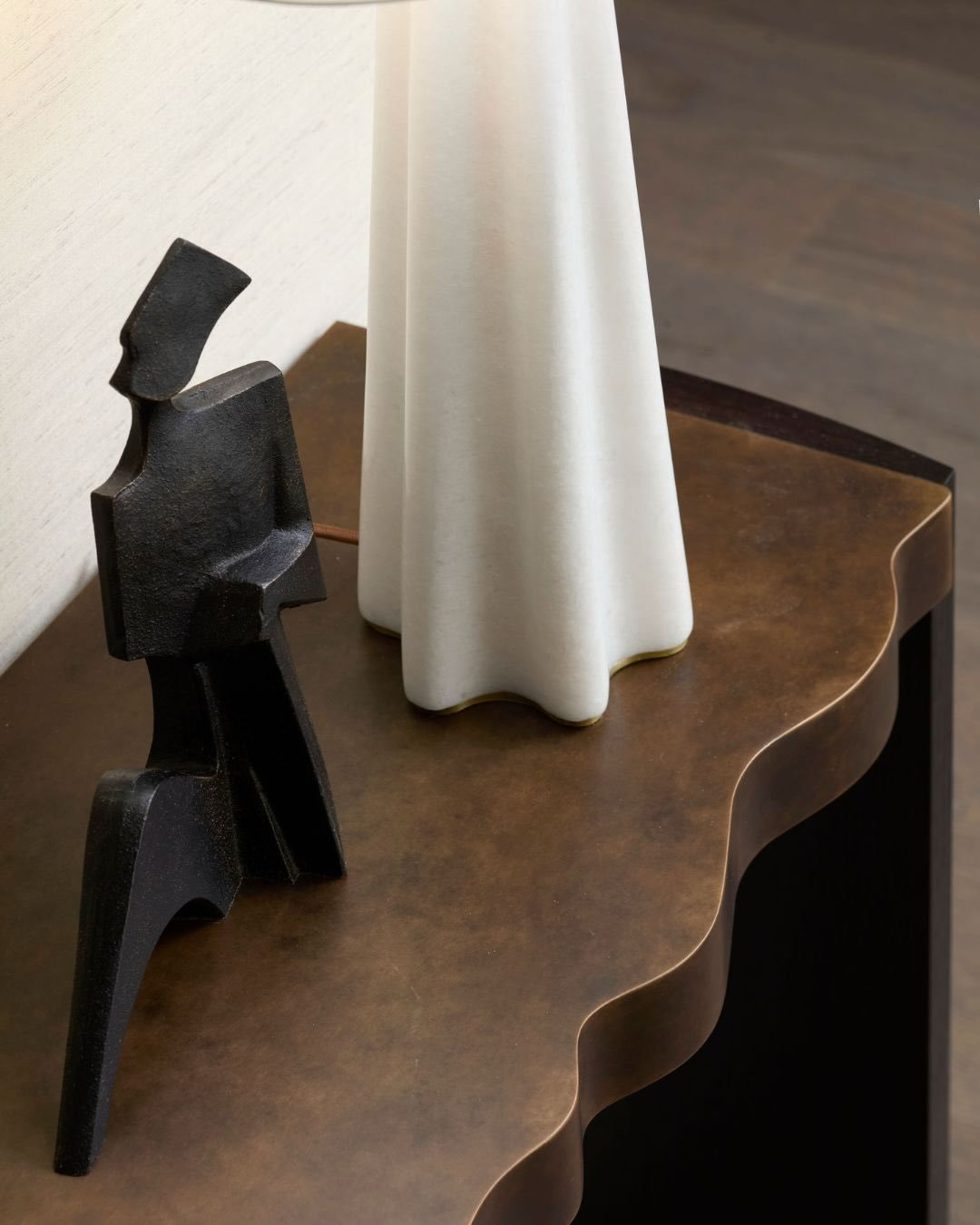 Our team has a real passion for designing bespoke furniture for our projects, collaborating closely with skilled craftsmen to bring each piece to life. For our Nine Elms apartment we commisoned @anka.bespoke to make this beautiful abstract console ta
