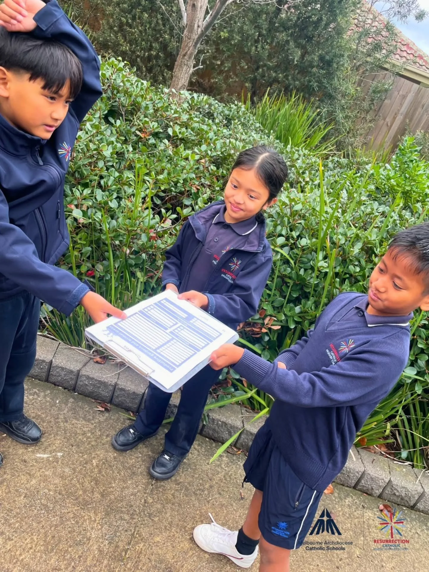 Our middle students became nature detectives during our Biodiversity Audit incursion!

They learnt how to find, identify and count the different types of nature around our school, observing birds, insects, arachnids, trees, bushes and grassland. 

St